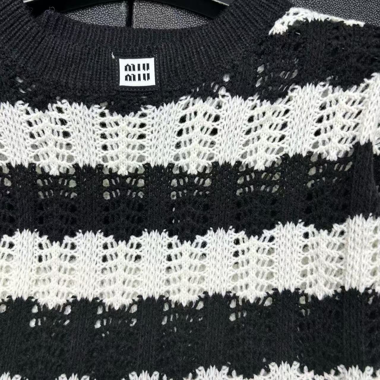 M1UM1U 透かし模様のストライプウールセーター【50％割引+送料無料】