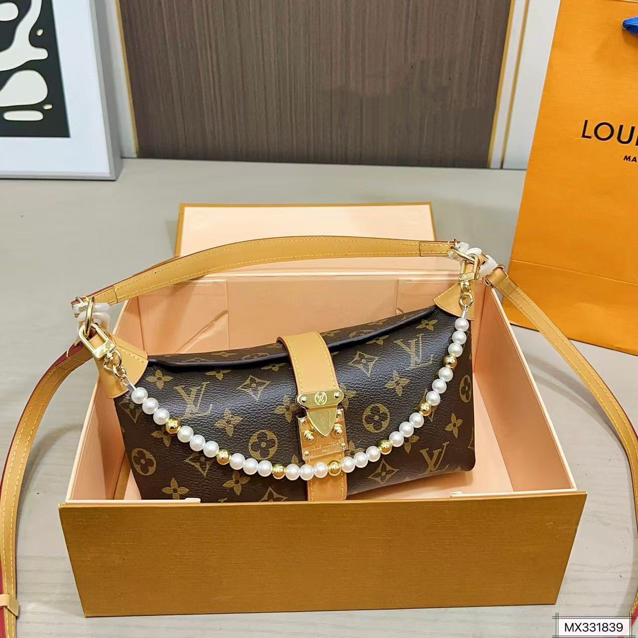 LVパールチェーンアンダーアームバッグ【50％割引+送料無料】