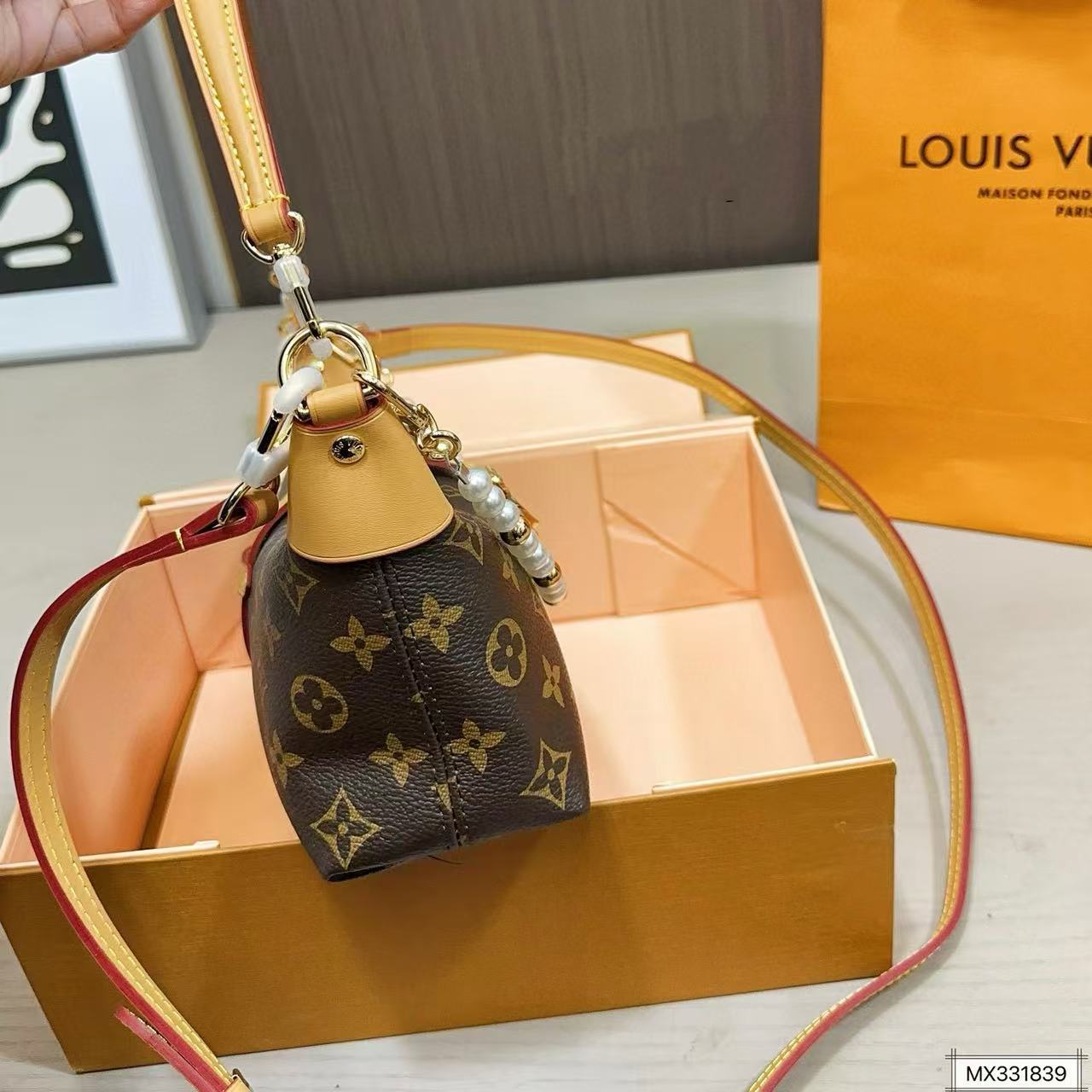 LVパールチェーンアンダーアームバッグ【50％割引+送料無料】