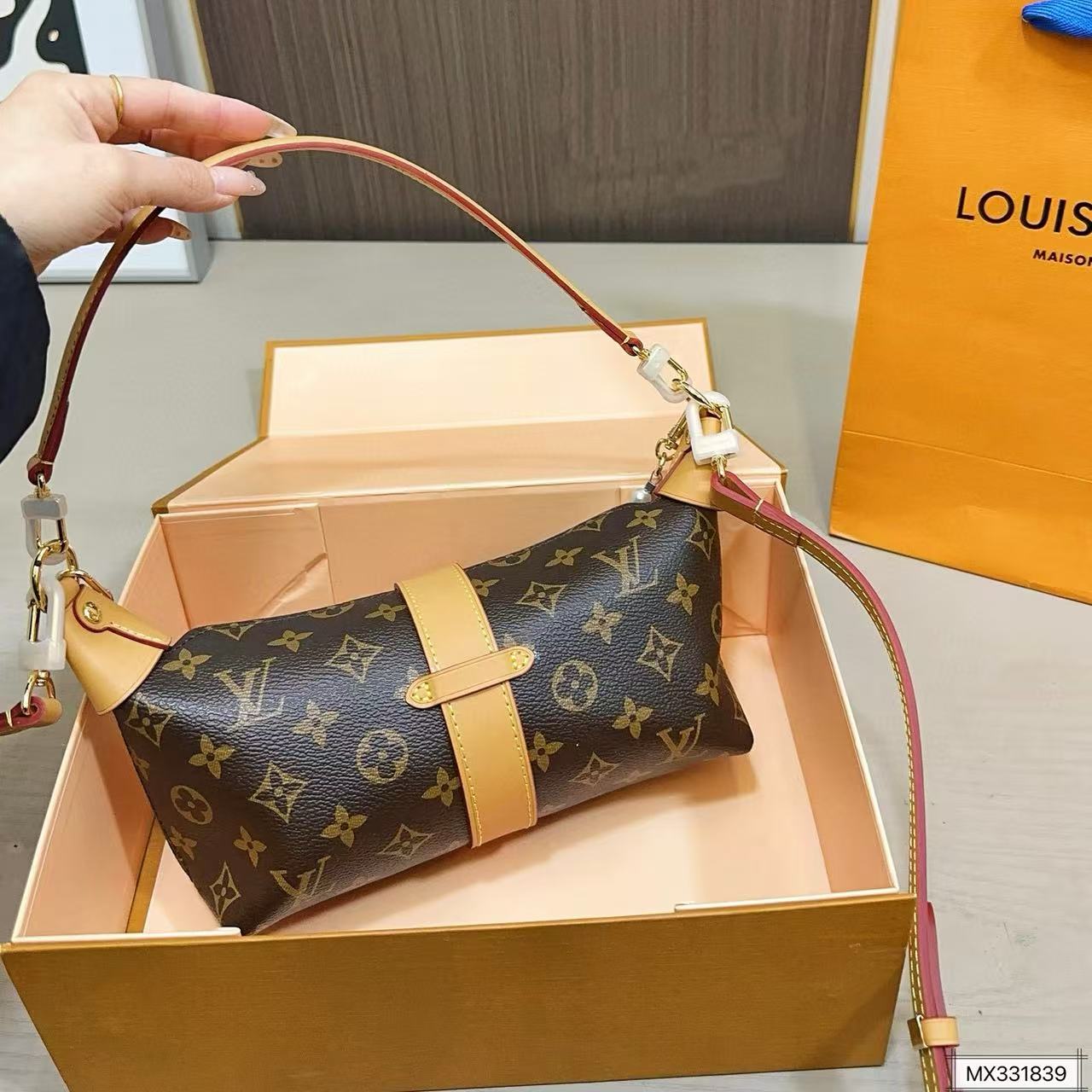 LVパールチェーンアンダーアームバッグ【50％割引+送料無料】