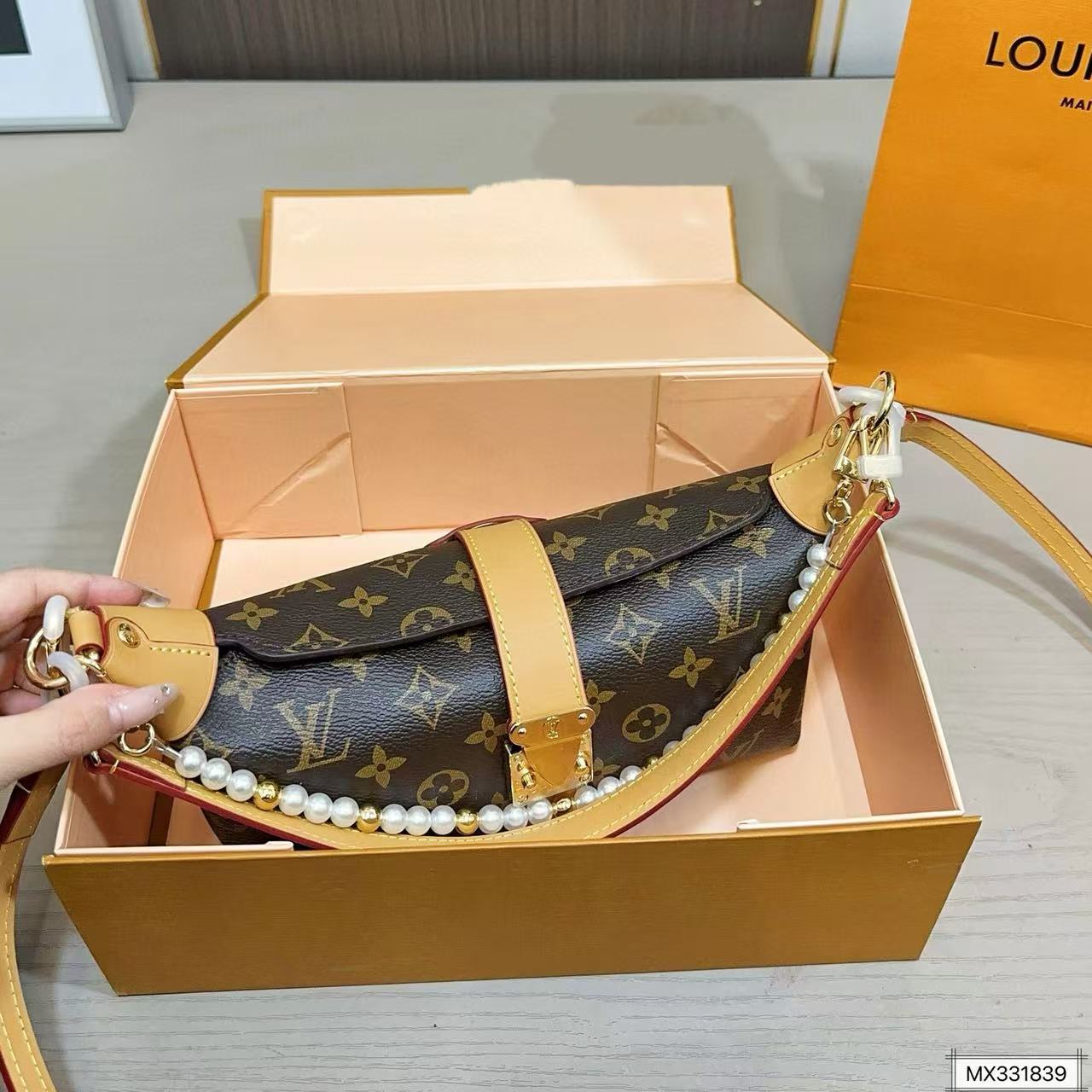 LVパールチェーンアンダーアームバッグ【50％割引+送料無料】