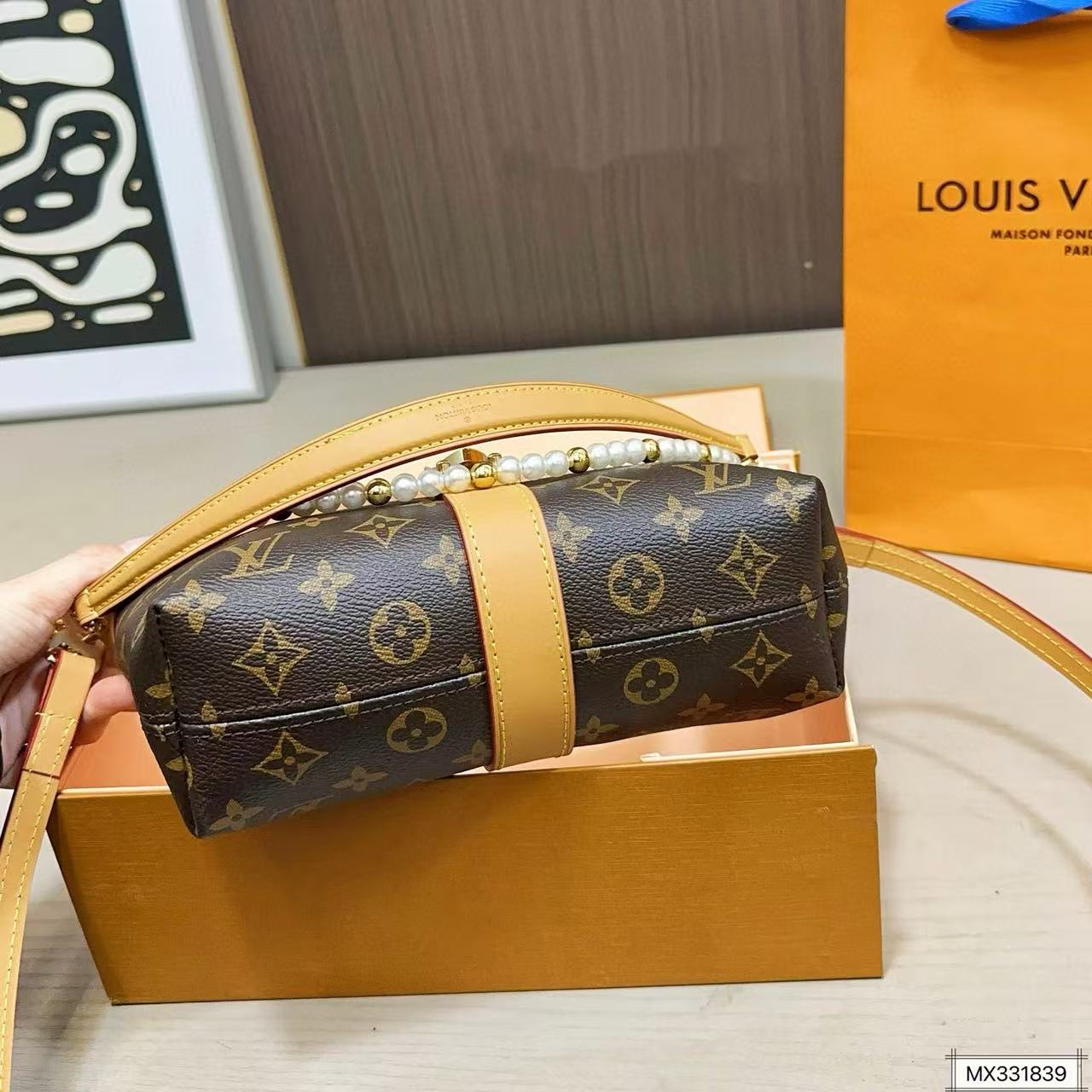 LVパールチェーンアンダーアームバッグ【50％割引+送料無料】