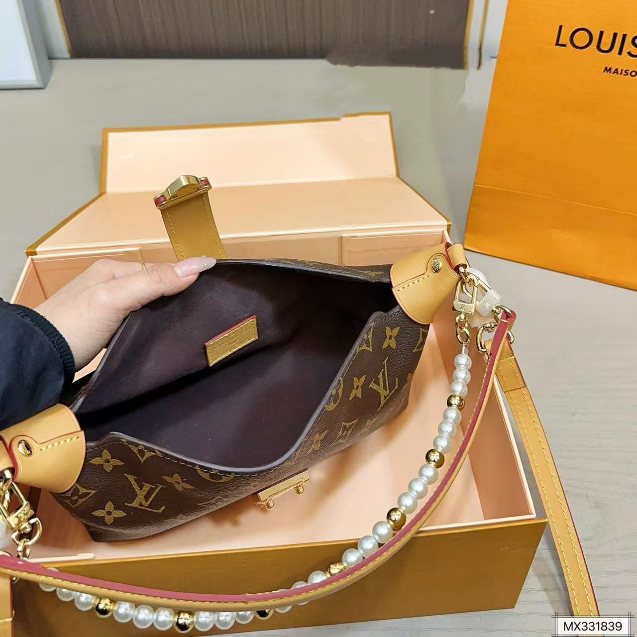 LVパールチェーンアンダーアームバッグ【50％割引+送料無料】