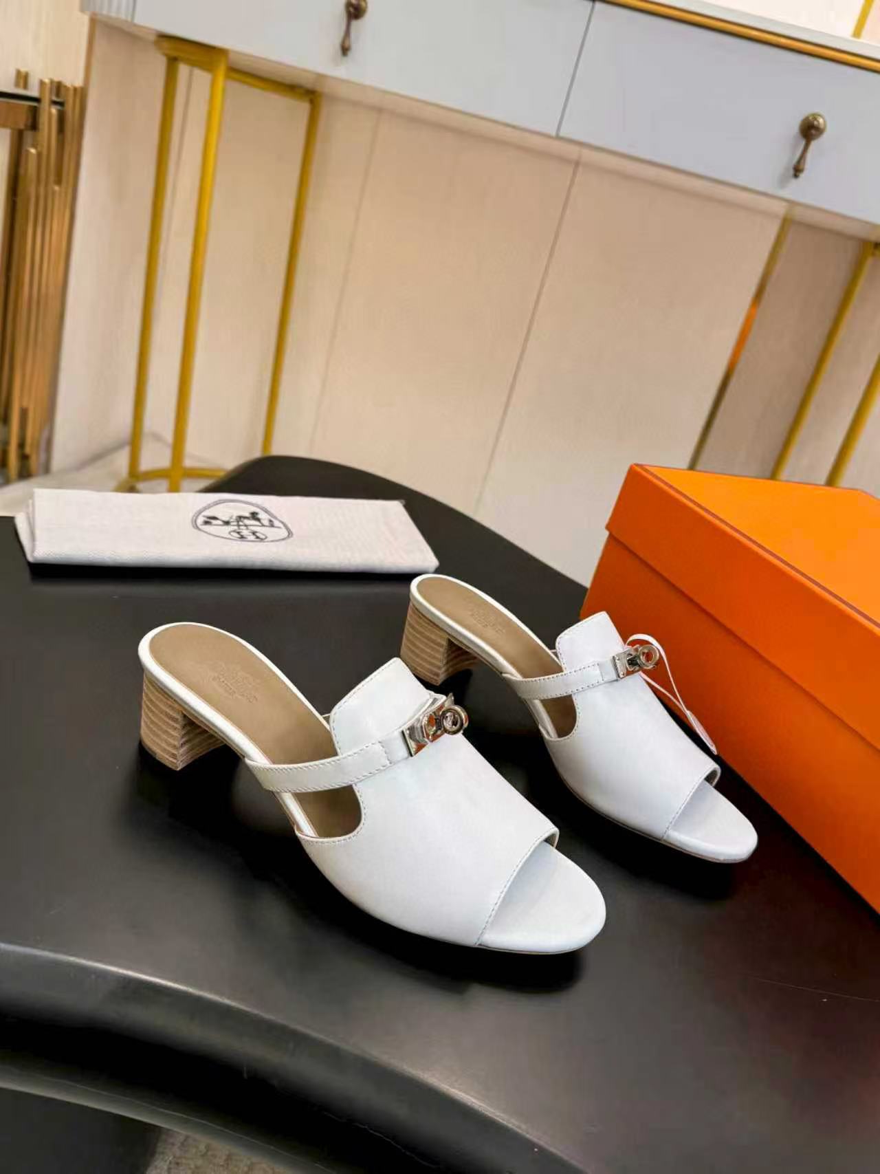 HERME5高品質エナメル金具バックルローヒールシューズ【50％割引+送料無料】