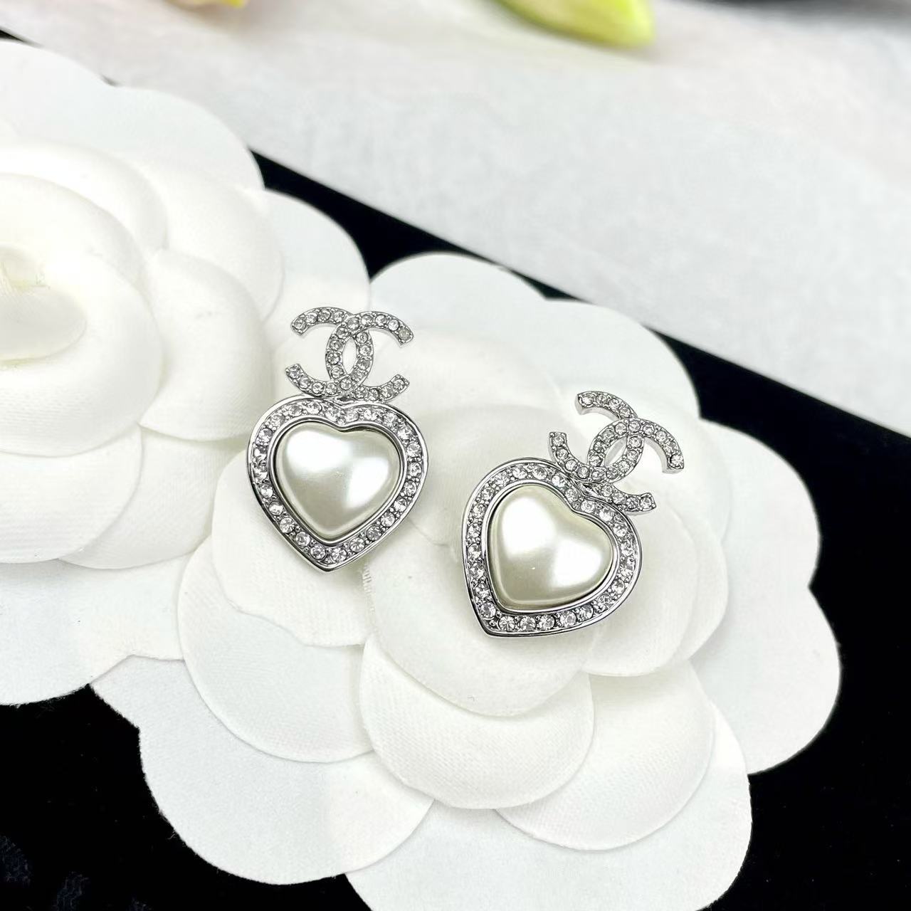 CHANE1 ダブルC ハート ダイヤモンド スタッドピアス【50％割引+送料無料】