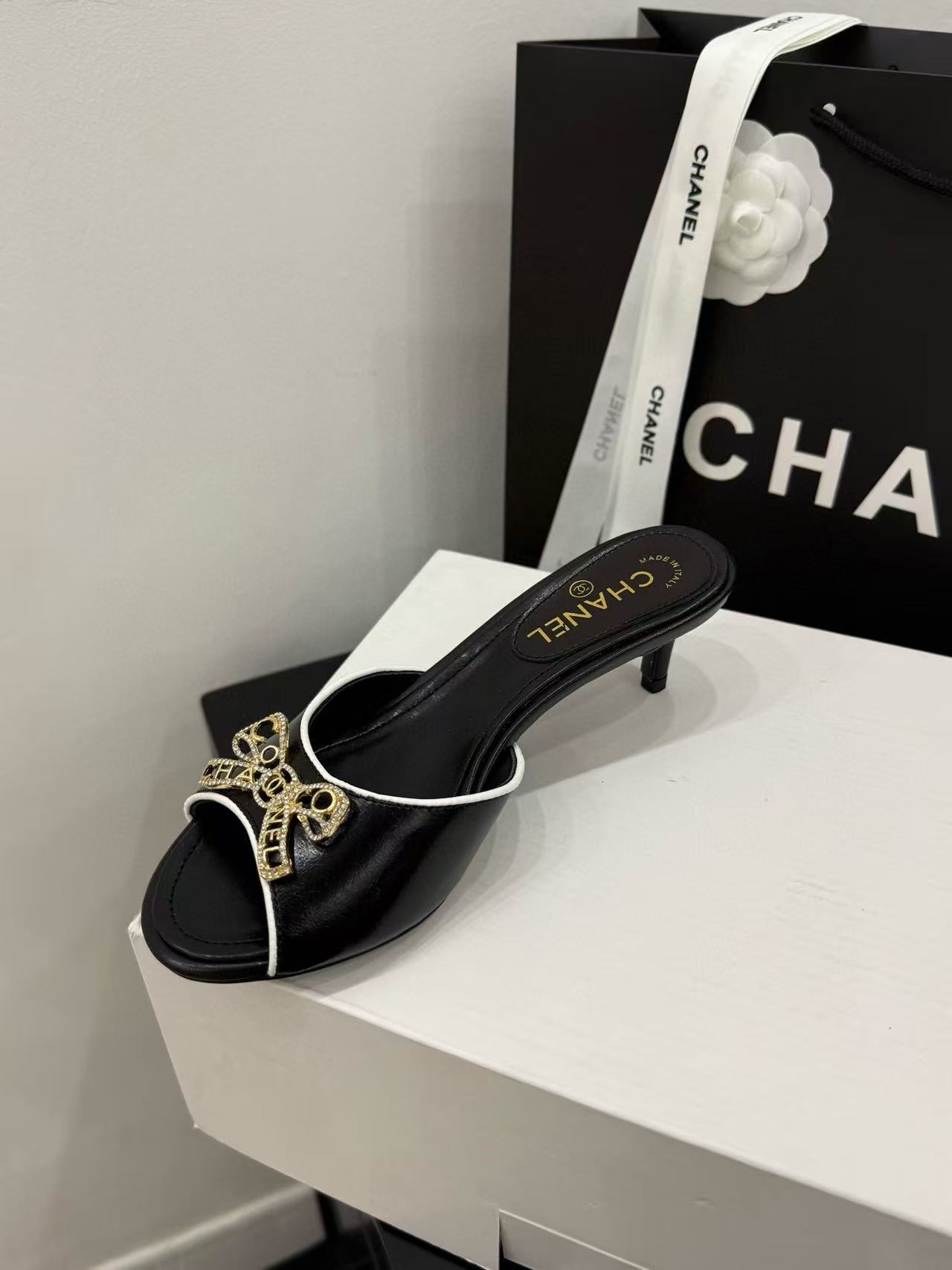 DIOR 高品質ラインストーンスタッズボウローヒールシューズ【50％割引+送料無料】