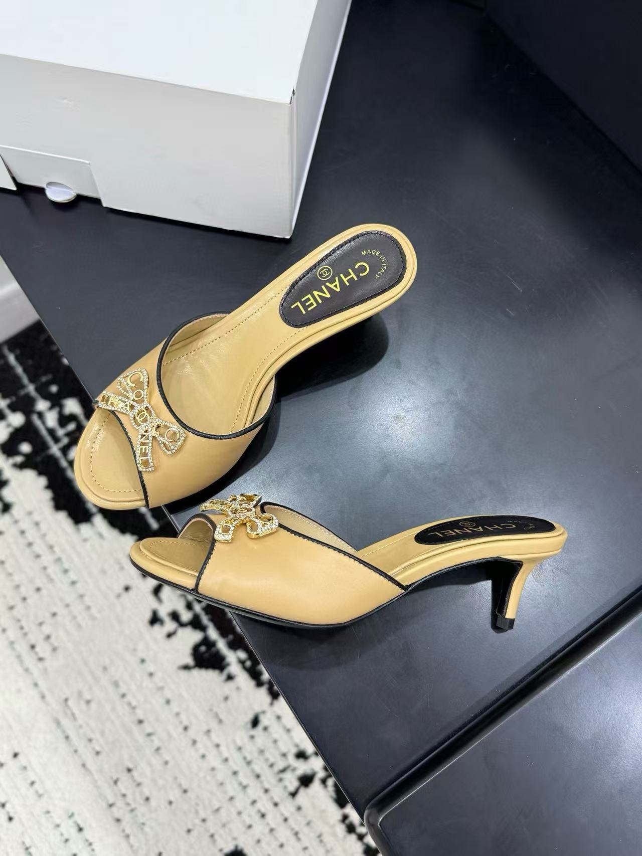 DIOR 高品質ラインストーンスタッズボウローヒールシューズ【50％割引+送料無料】