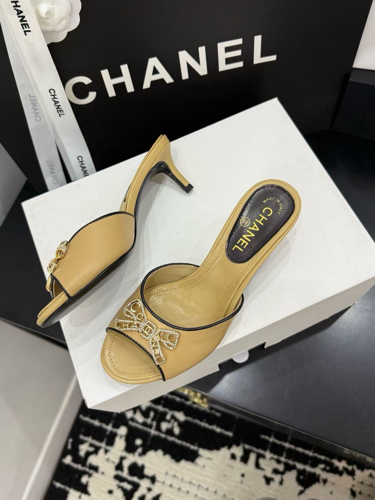 DIOR 高品質ラインストーンスタッズボウローヒールシューズ【50％割引+送料無料】