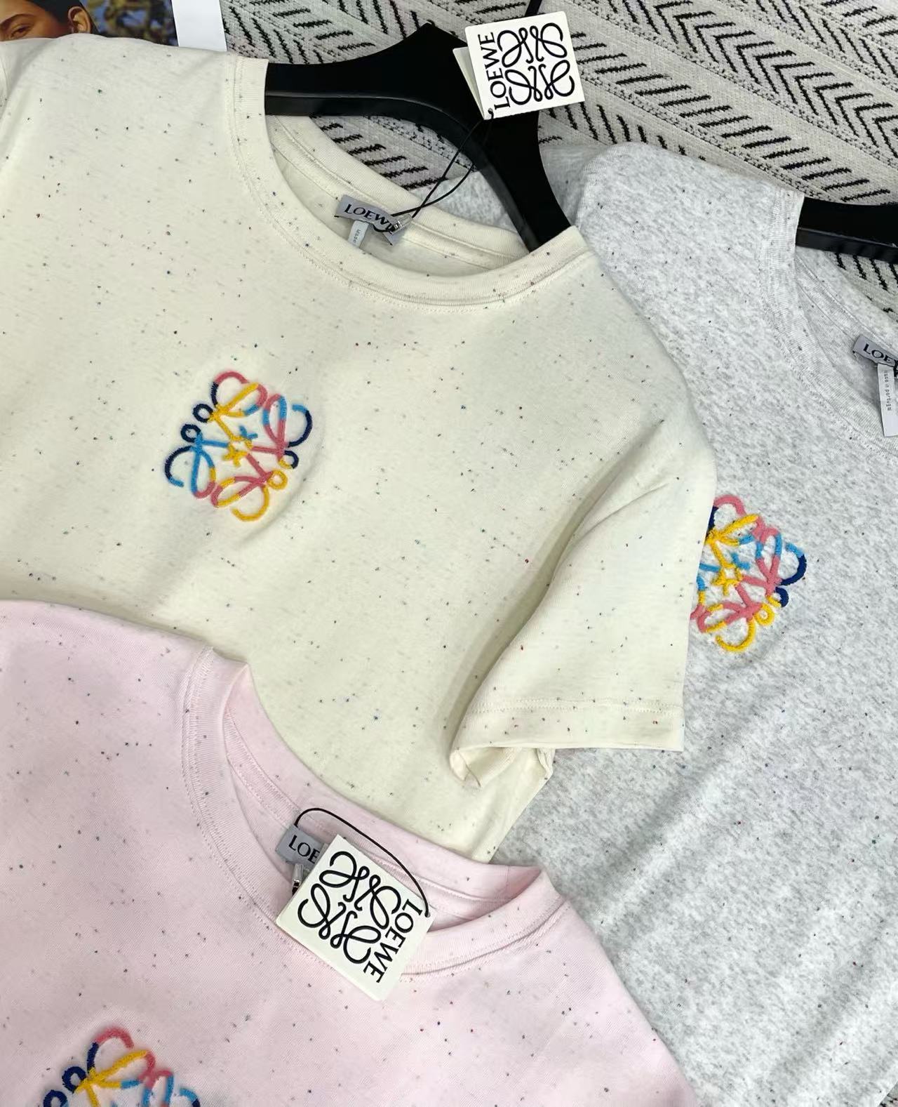 L0WEW スノーフレーク ロゴ Tシャツ【50％割引+送料無料】