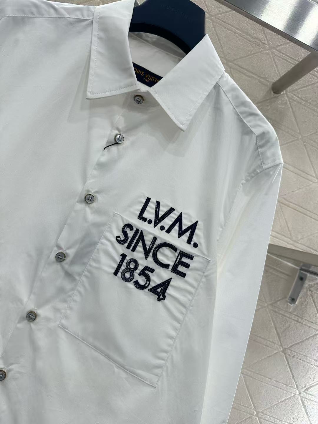 LV エンブロイダリー レターポケット ロングスリーブ シャツ【50％割引+送料無料】