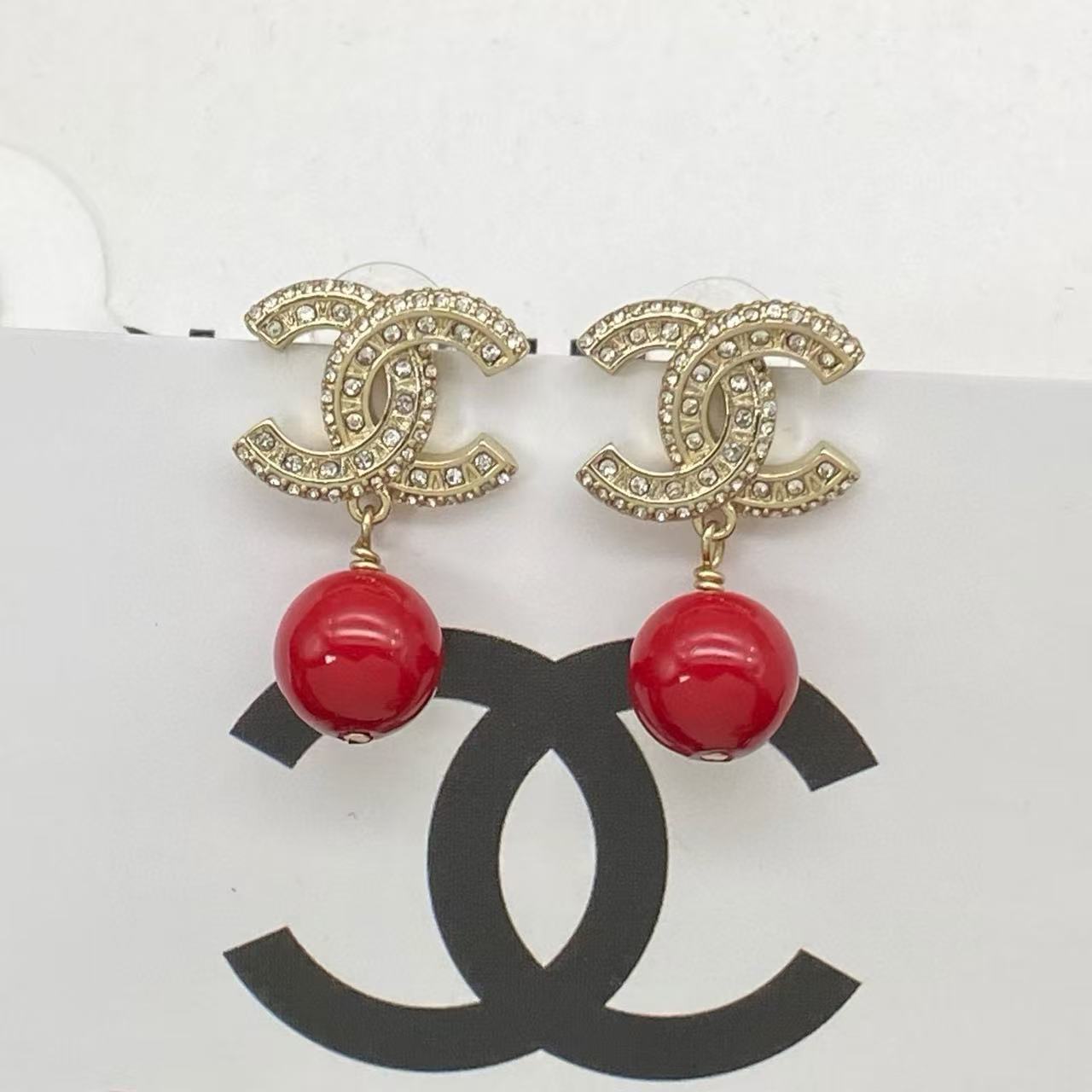 CHANE1 レッド ダブルC ビーズ スタッドピアス【50％割引+送料無料】