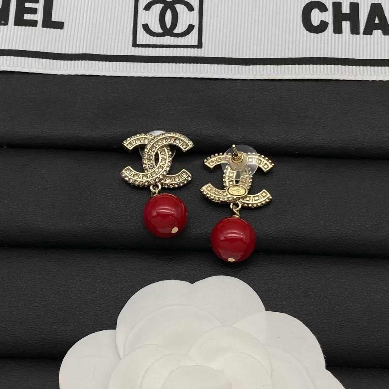 CHANE1 レッド ダブルC ビーズ スタッドピアス【50％割引+送料無料】