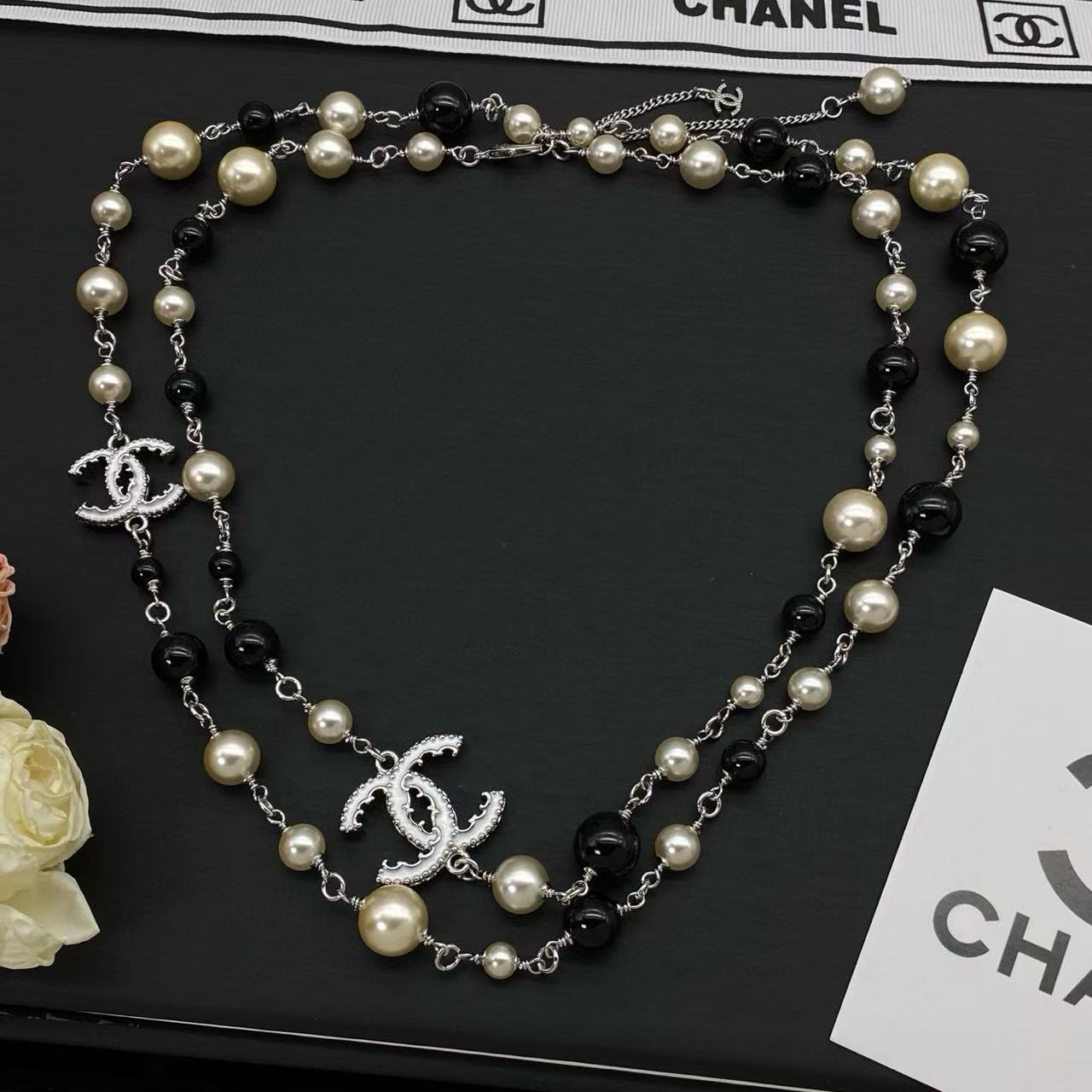 CHANE1 ダブルC ブラック＆ホワイト パール セーターネックレス【50％割引+送料無料】