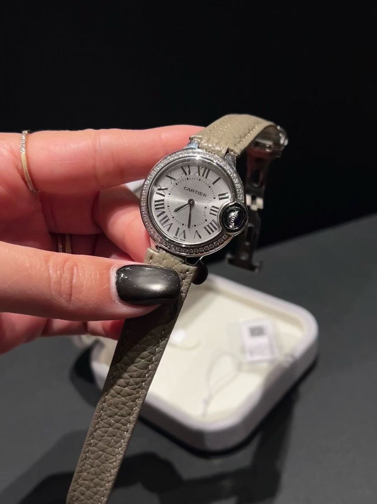 CART1ER ラウンドダイヤモンドセットレザーウォッチ【50％割引+送料無料】