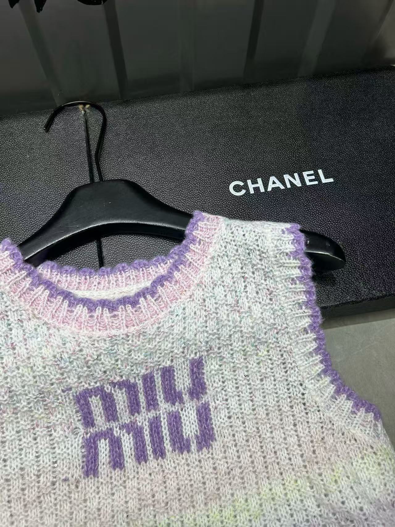 M1UM1U パープルレターウールベスト【50％割引+送料無料】