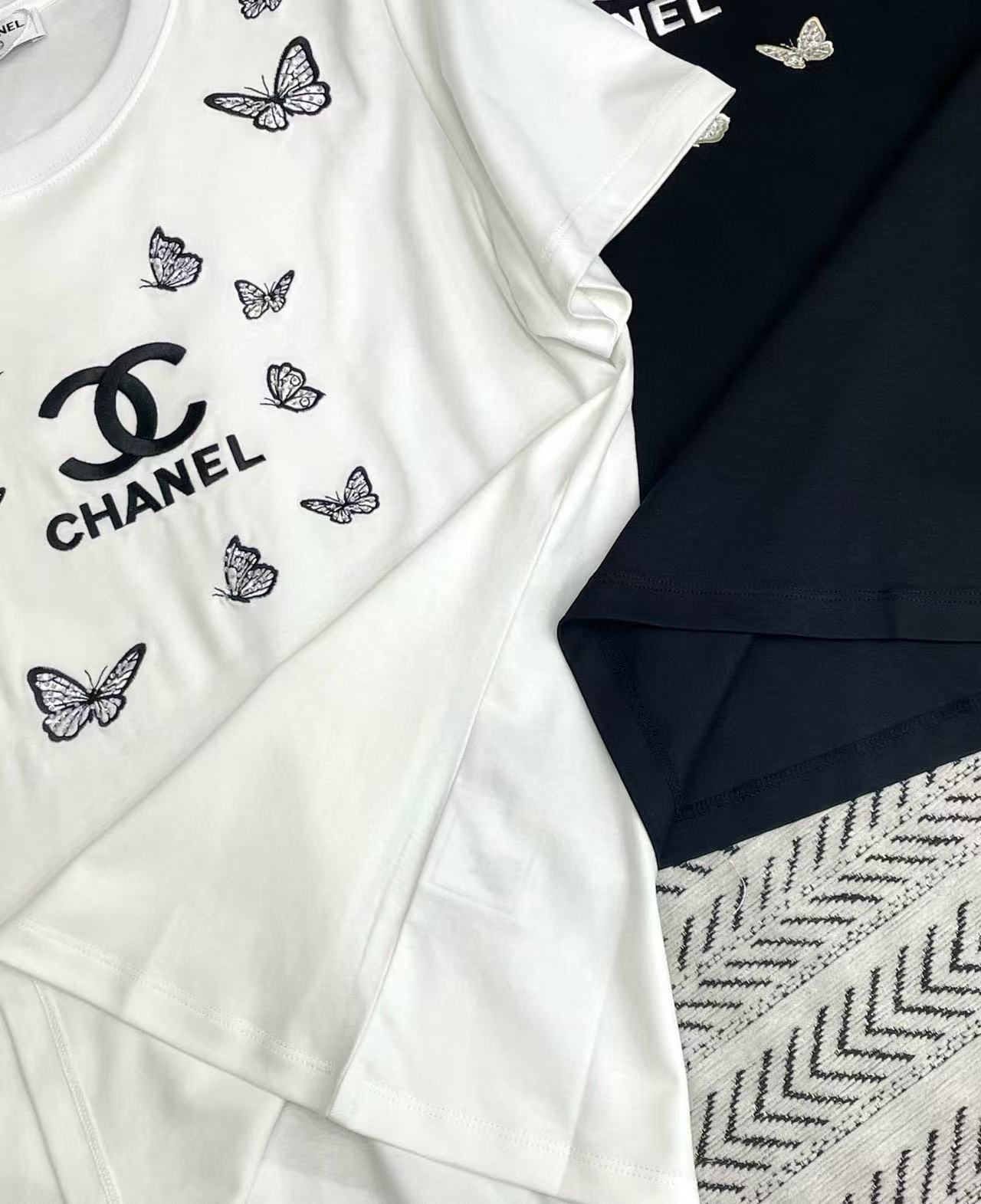 CHANE1 ダブルC 刺繍バタフライTシャツ【50％割引+送料無料】