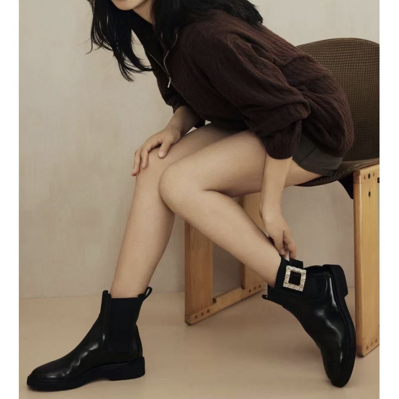 R0ger Vivier高品質のスクエアバックルアンクルブーツ【50％割引+送料無料】