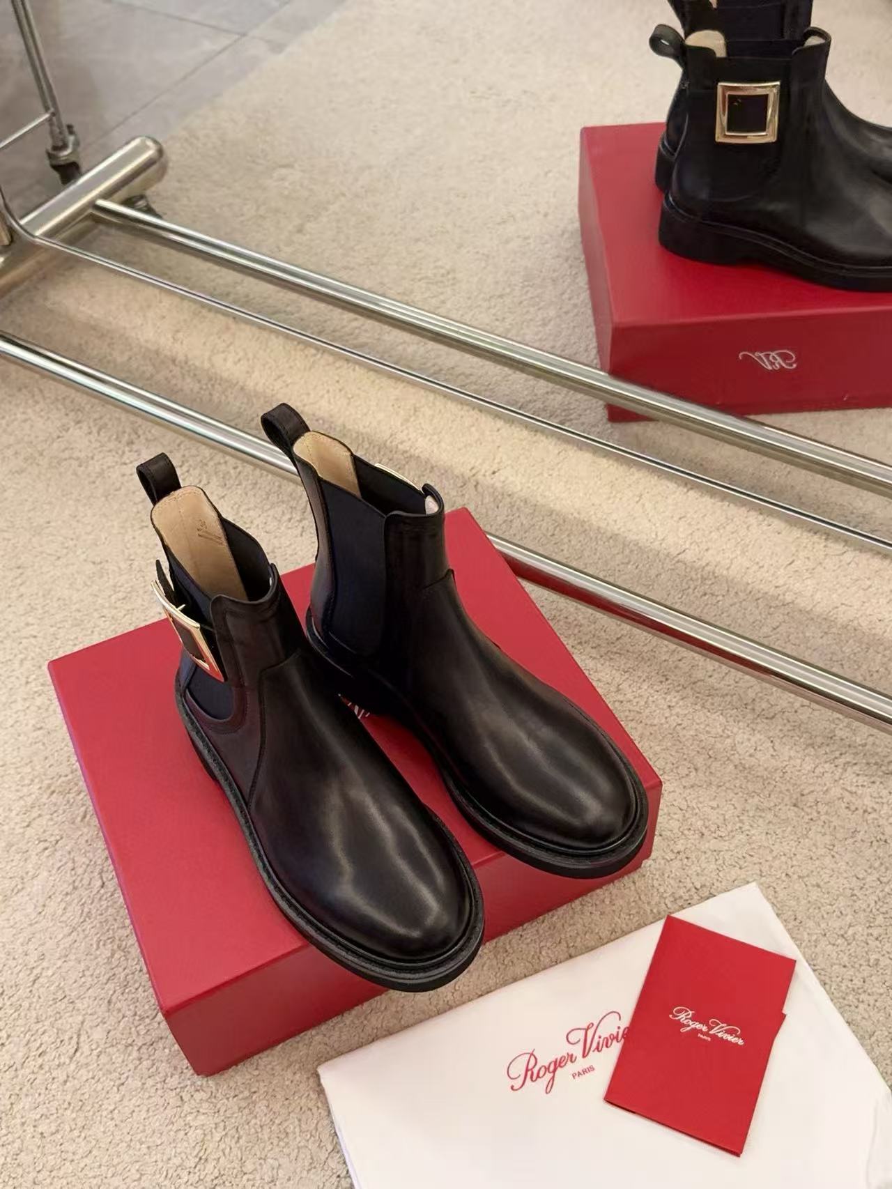 R0ger Vivier高品質のスクエアバックルアンクルブーツ【50％割引+送料無料】