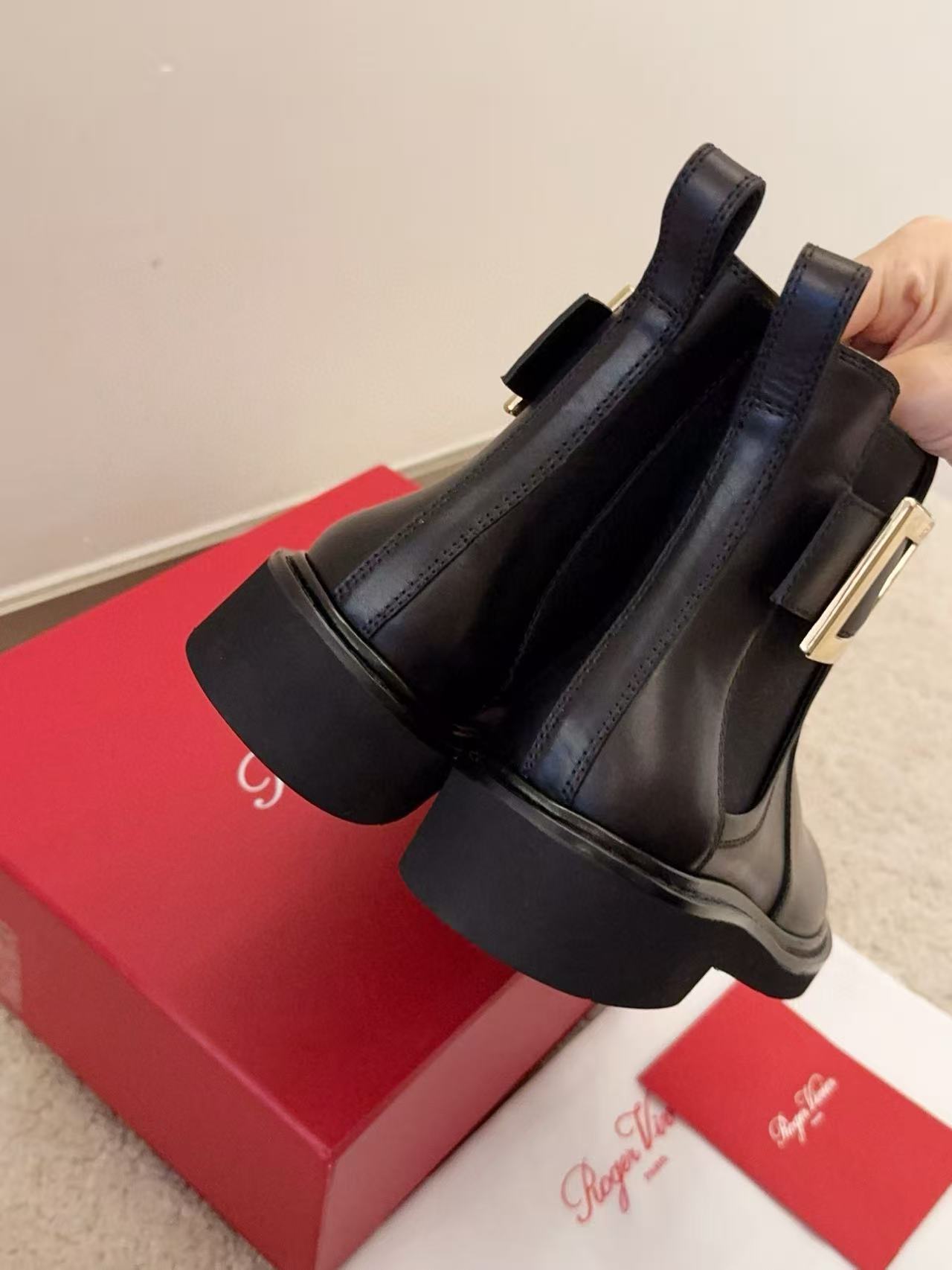 R0ger Vivier高品質のスクエアバックルアンクルブーツ【50％割引+送料無料】