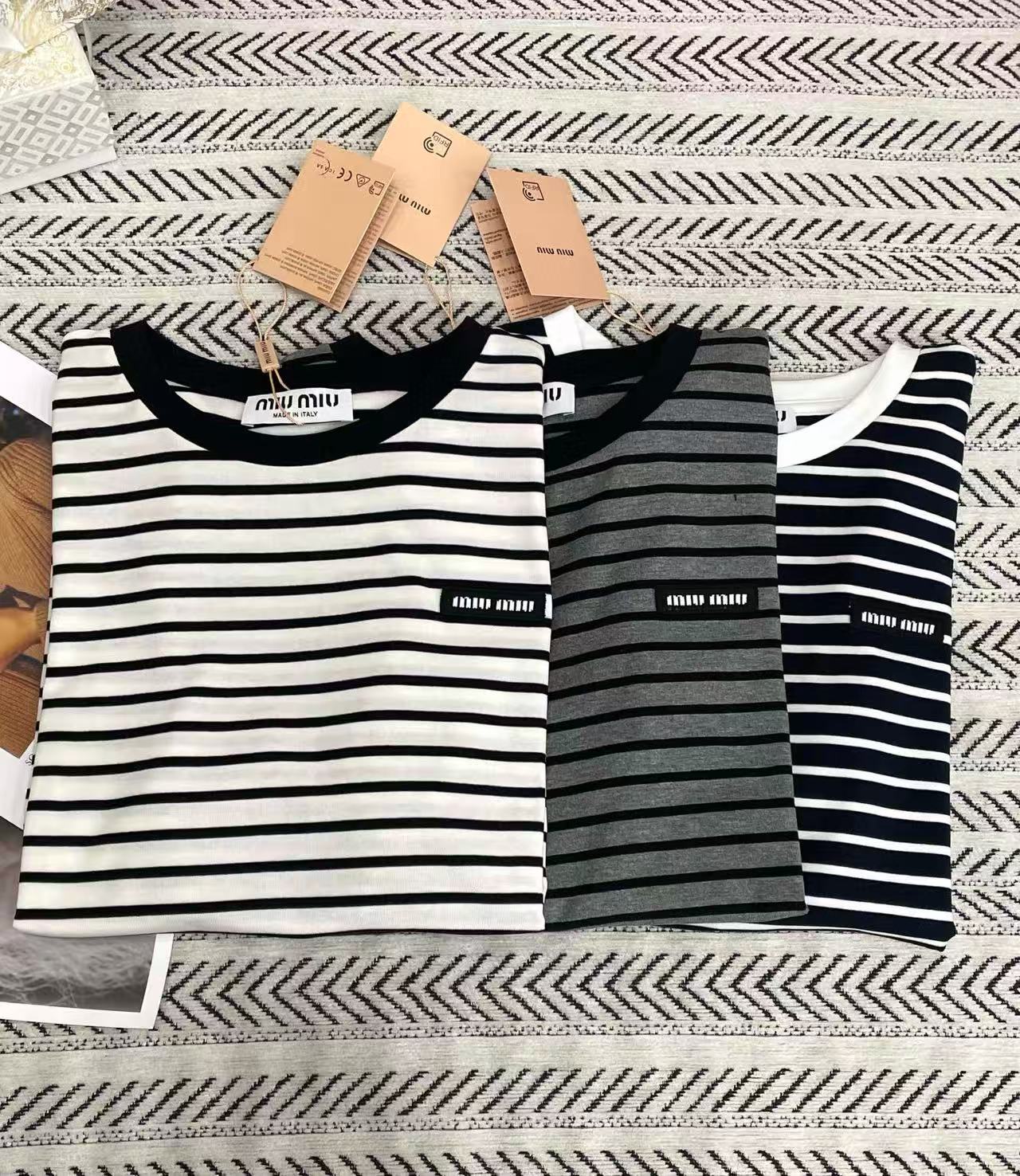 M1UM1U ストライプレターTシャツ【50％割引+送料無料】