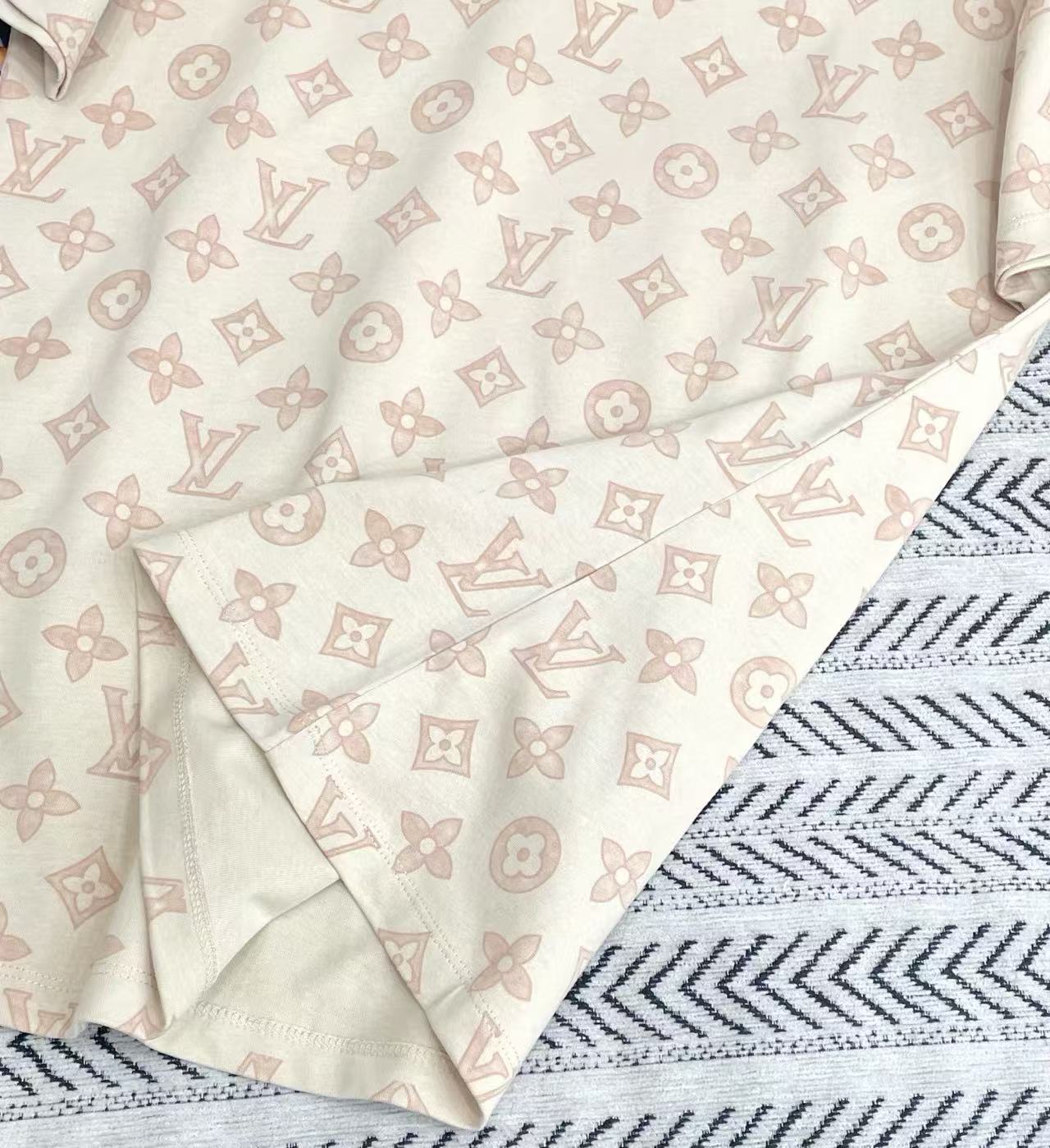 LVプリントの四つ葉のクローバーTシャツ【50％割引+送料無料】