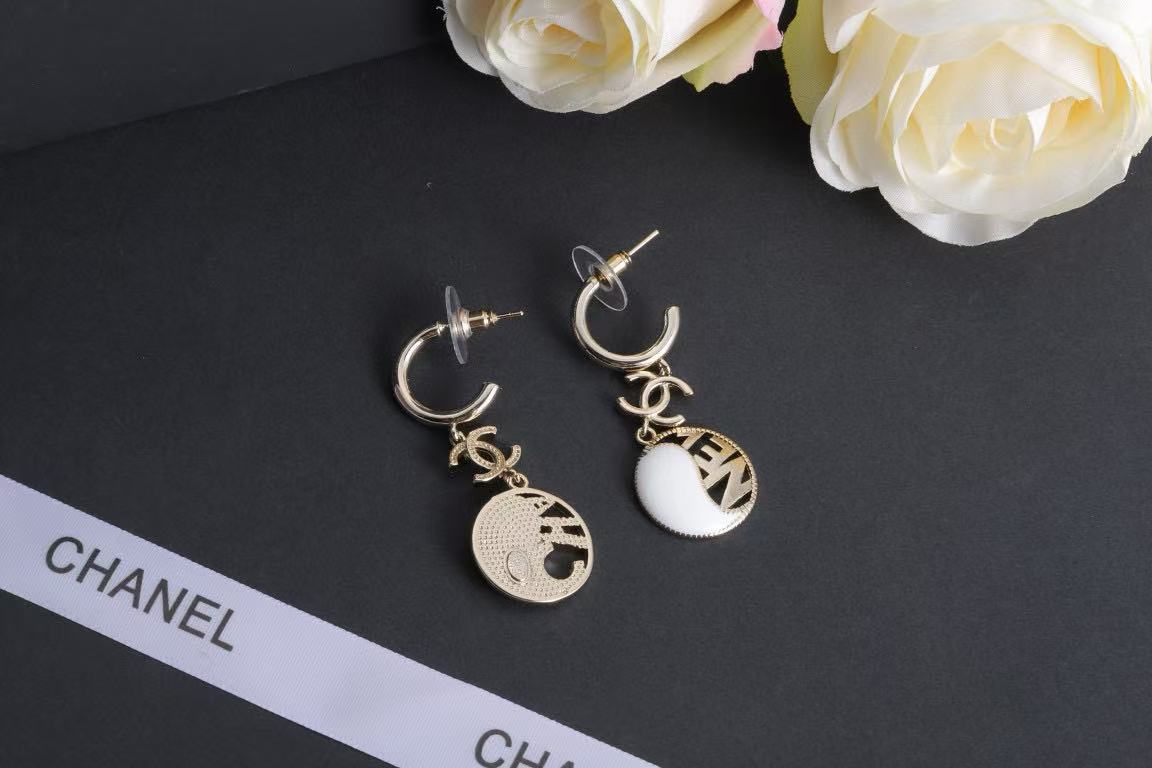 CHANE1 ブラック＆ホワイトレターフープイヤリング【50％割引+送料無料】