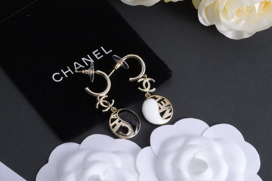 CHANE1 ブラック＆ホワイトレターフープイヤリング【50％割引+送料無料】