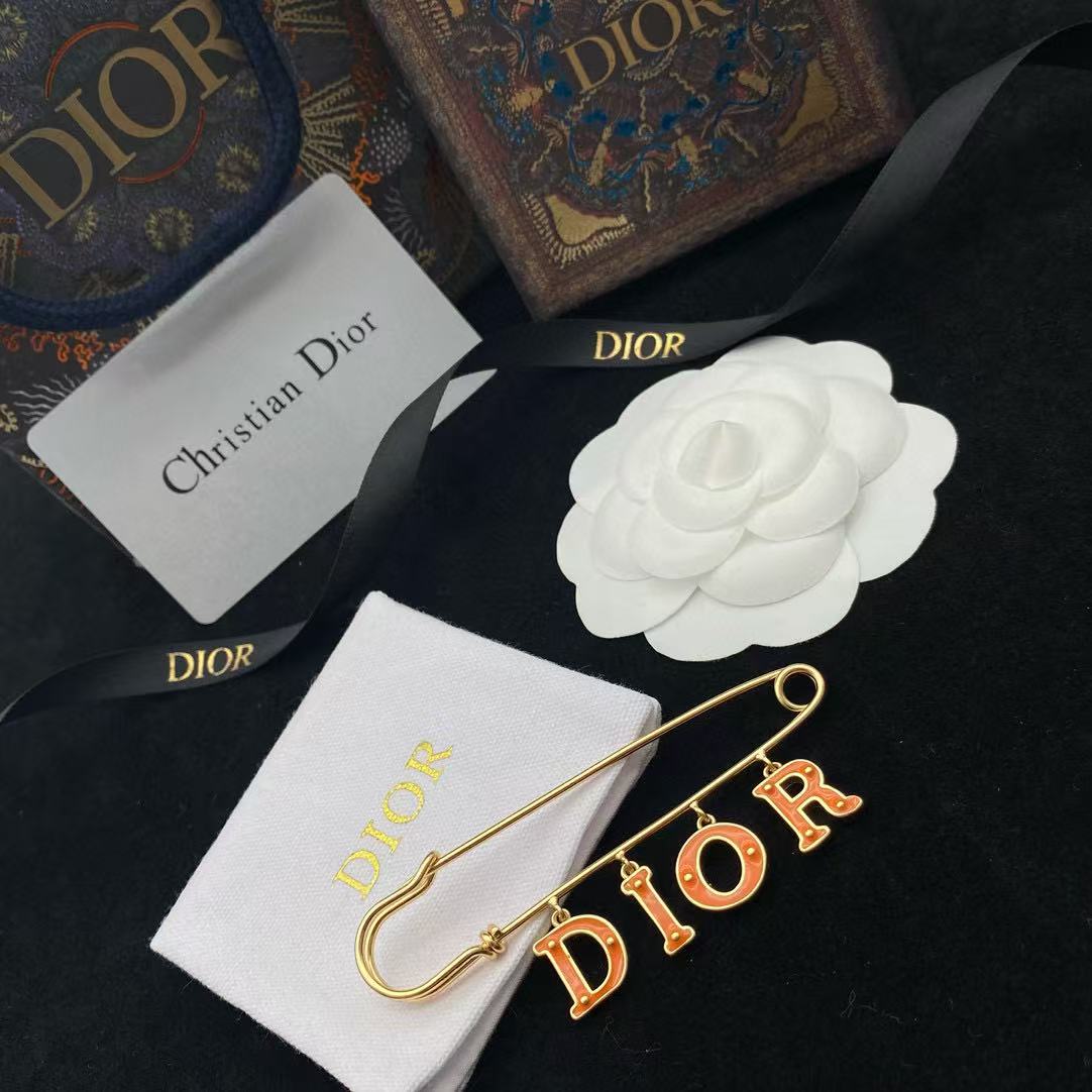 DIOR シンプルレターブローチ【50％割引+送料無料】