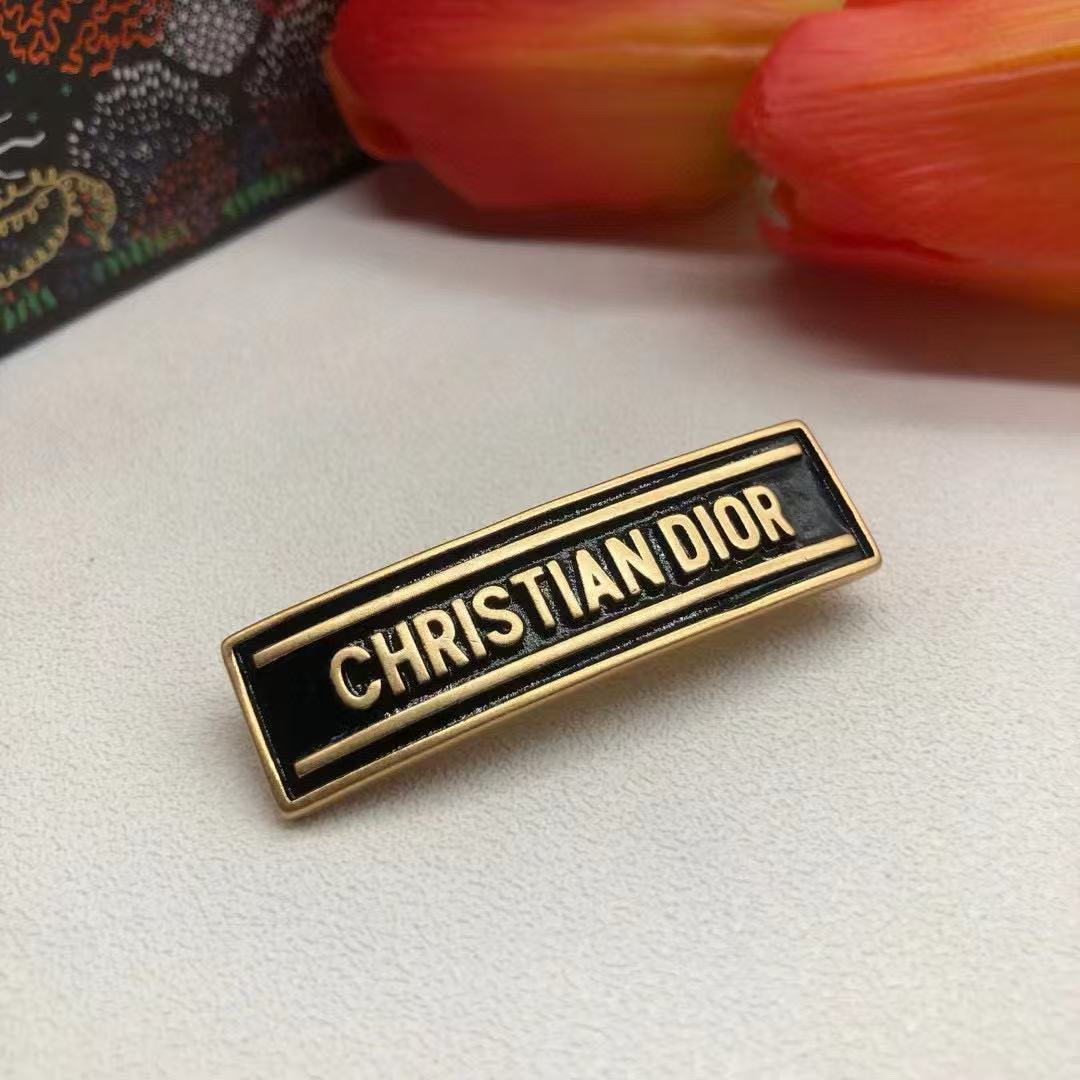 DIOR シンプルレターブローチ【50％割引+送料無料】