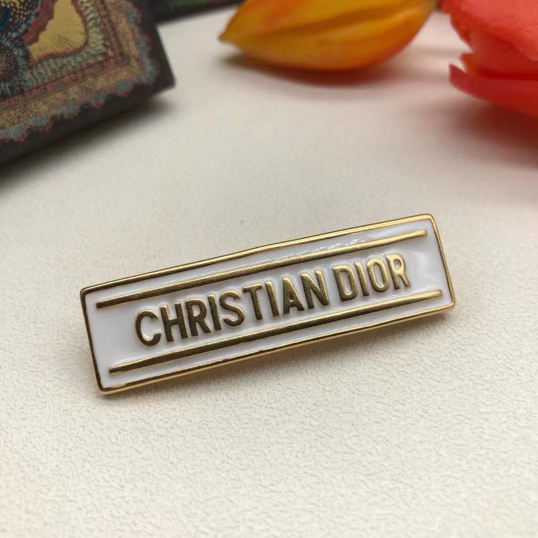 DIOR シンプルレターブローチ【50％割引+送料無料】