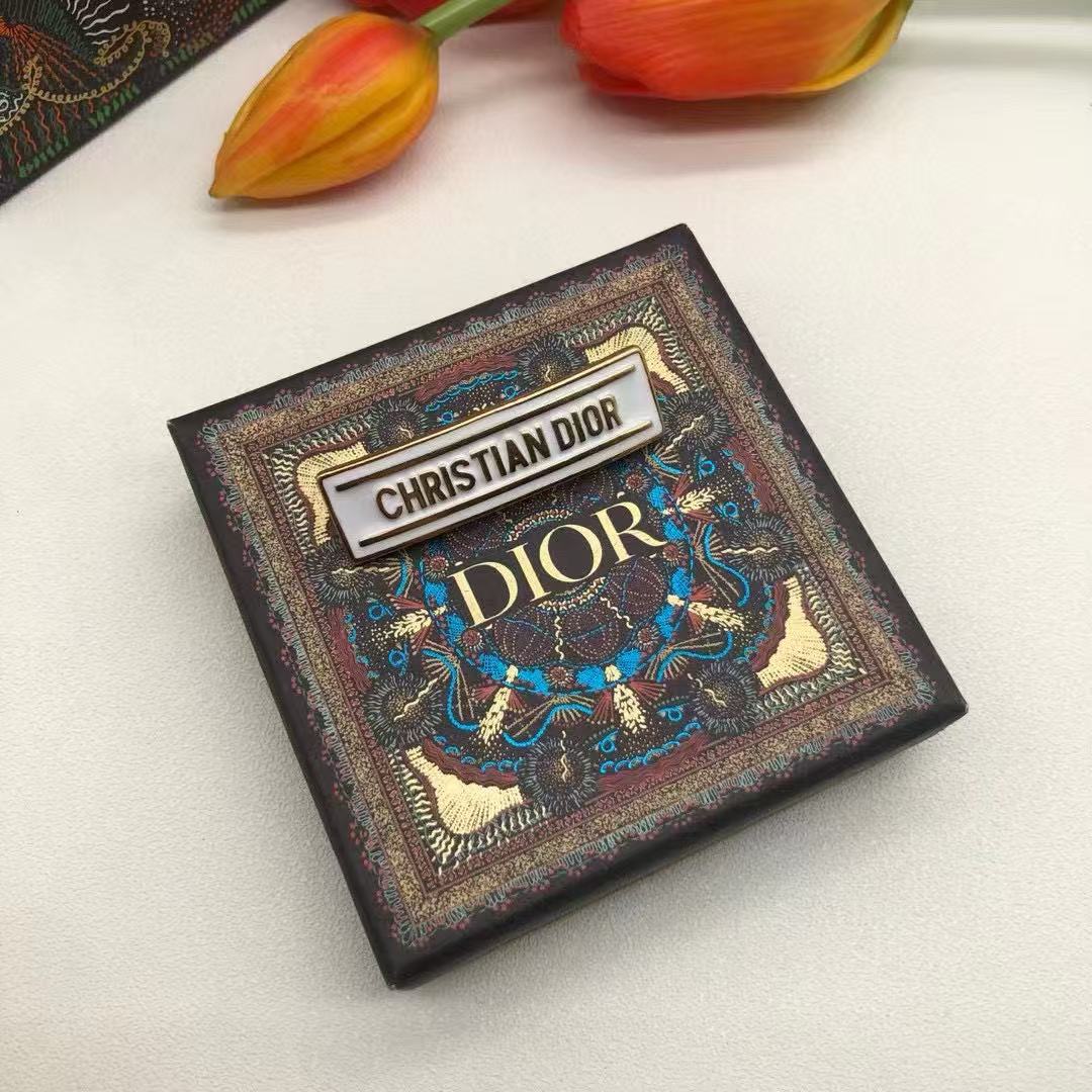 DIOR シンプルレターブローチ【50％割引+送料無料】