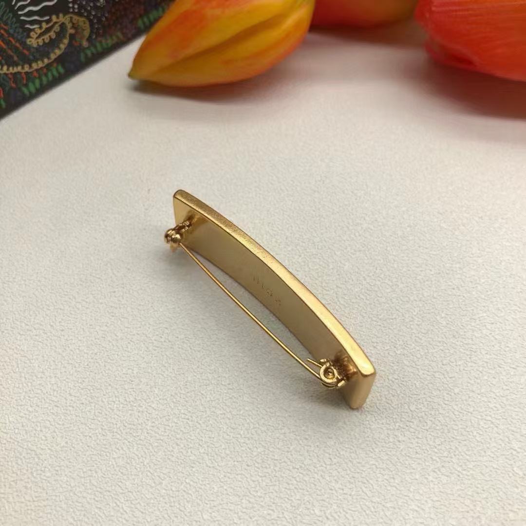 DIOR シンプルレターブローチ【50％割引+送料無料】