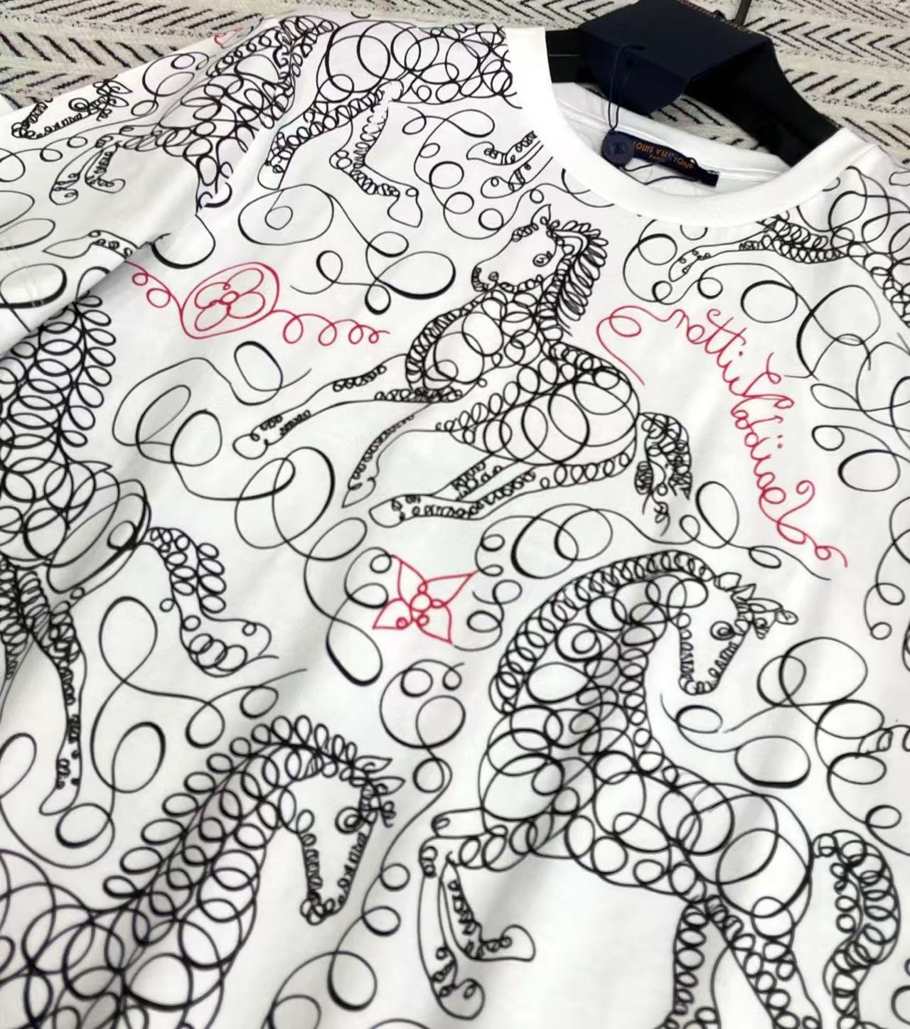 LV グラフィティ ポニー Tシャツ【50％割引+送料無料】