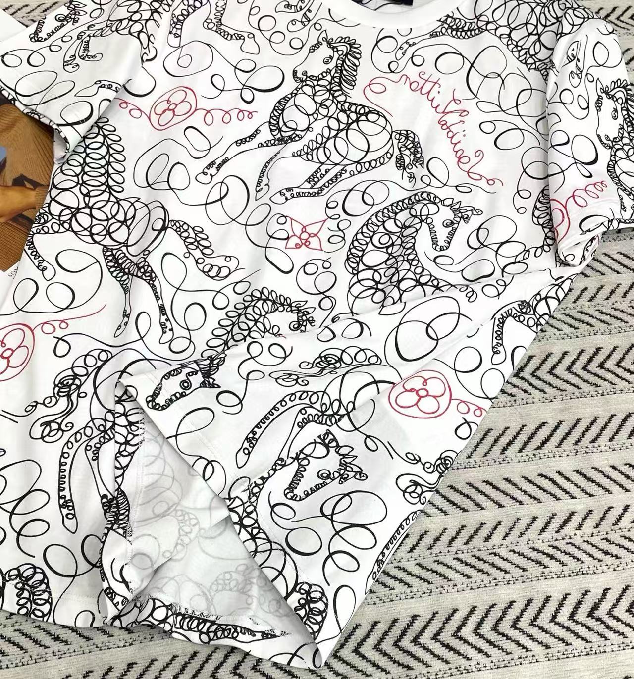 LV グラフィティ ポニー Tシャツ【50％割引+送料無料】