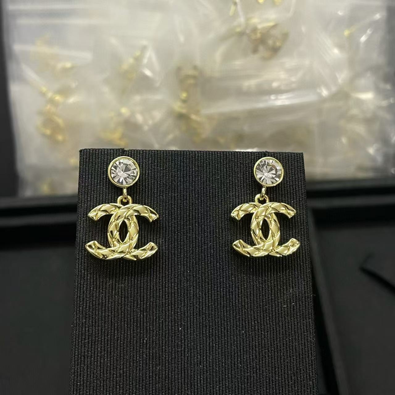 CHANE1 ダブルC チェッカー ダイヤモンド スタッドピアス【50％割引+送料無料】