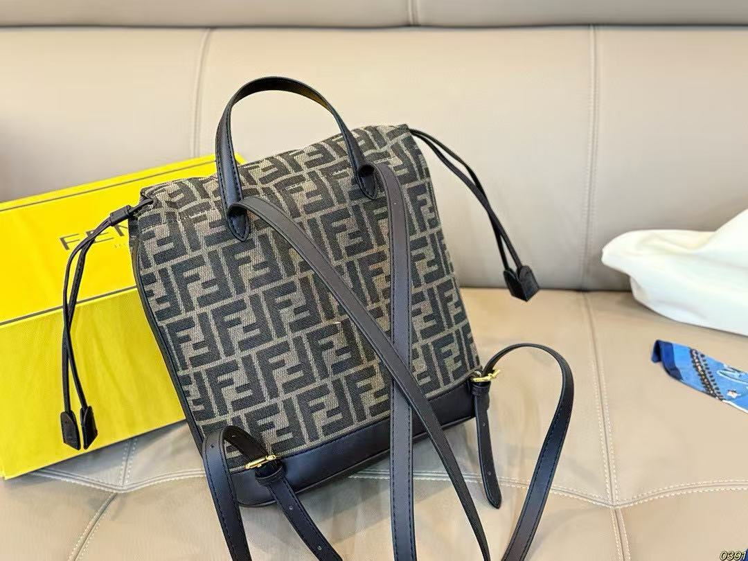 FEND1FF バックパックFEND1FF バックパック【50％割引+送料無料】