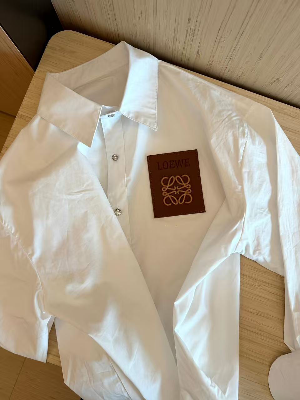 L0WEW レザーラベル ルーズフィットシャツ【50％割引+送料無料】