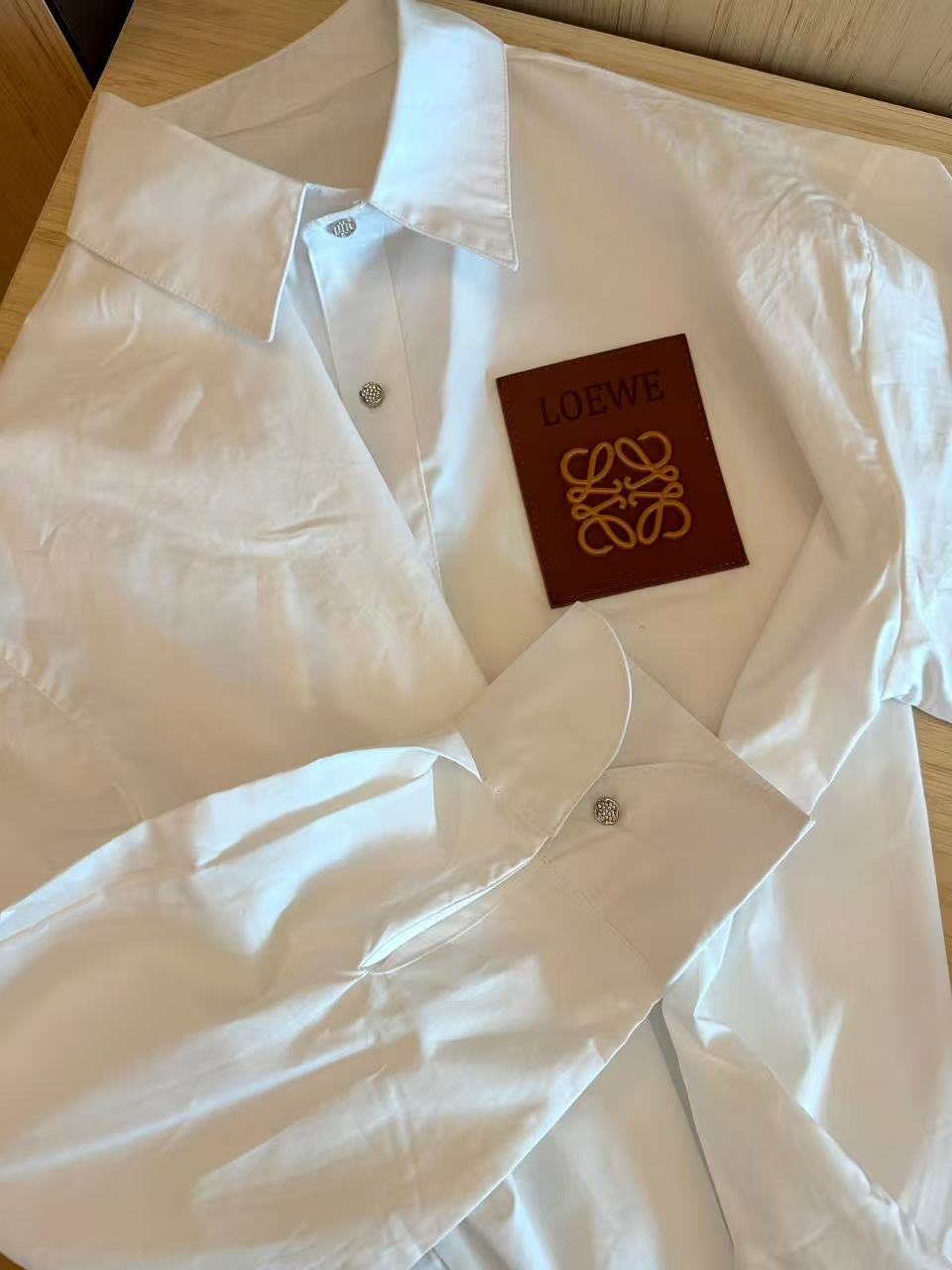 L0WEW レザーラベル ルーズフィットシャツ【50％割引+送料無料】