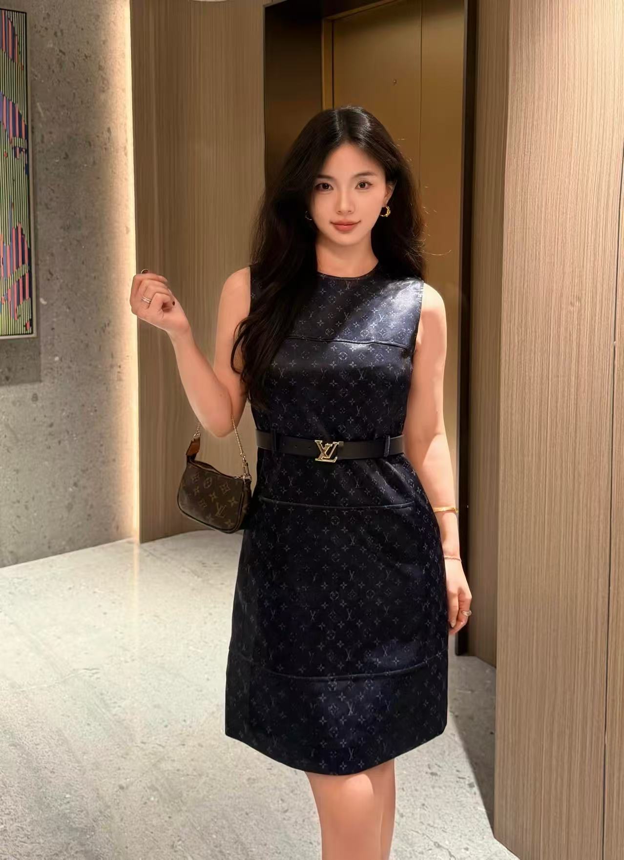 LVプリントのノースリーブドレス【50％割引+送料無料】