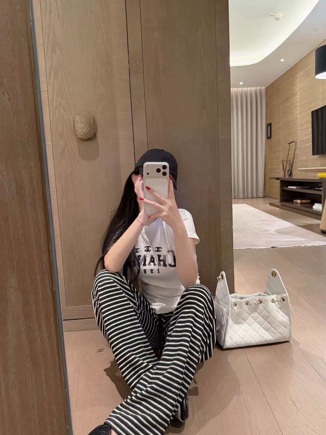 CHANE1 刺繍スパンコールレターTシャツ【50％割引+送料無料】