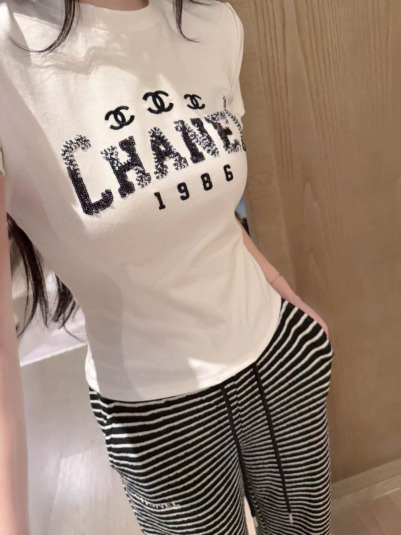 CHANE1 刺繍スパンコールレターTシャツ【50％割引+送料無料】