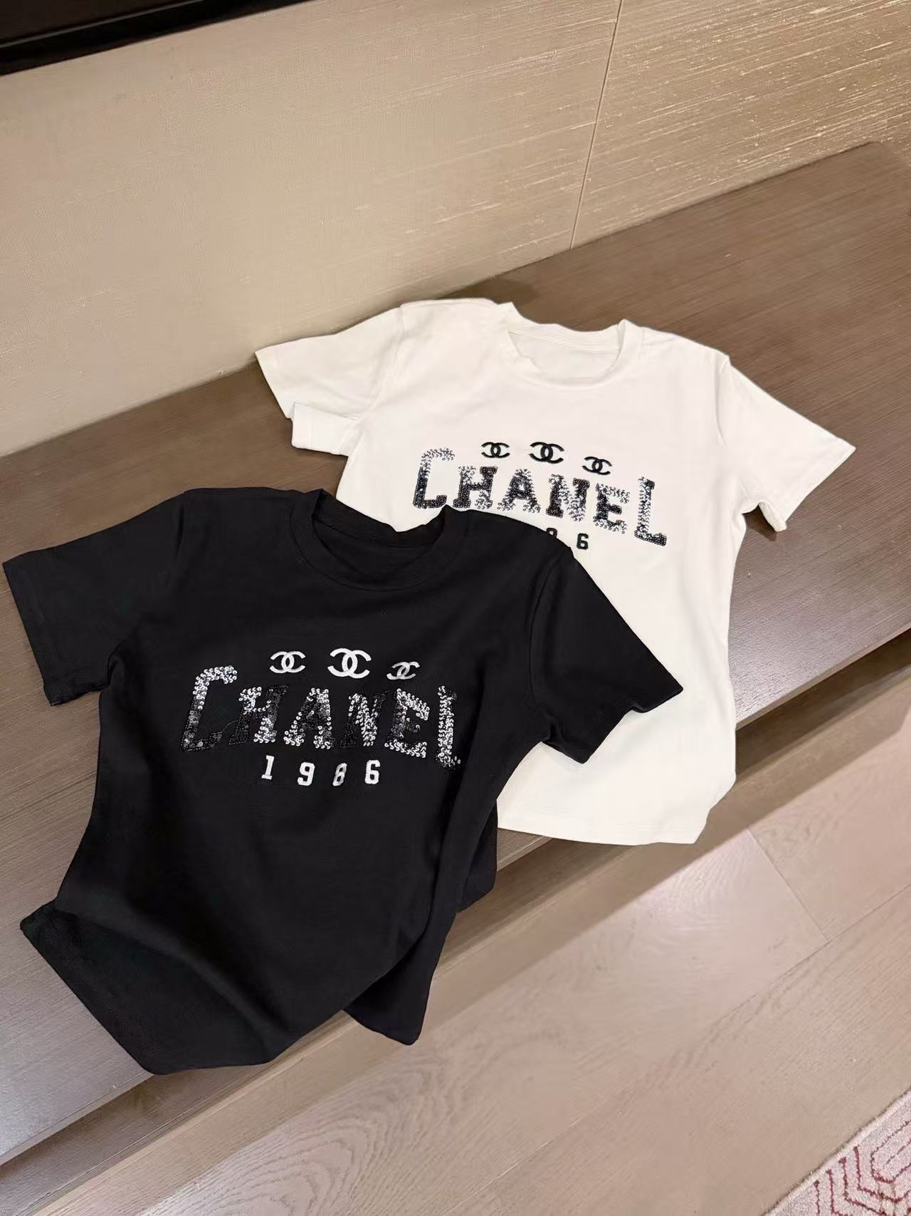CHANE1 刺繍スパンコールレターTシャツ【50％割引+送料無料】