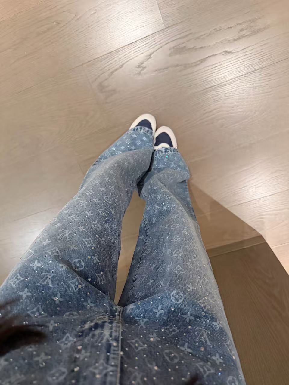 LVラインストーンプリントウォッシュデニムジーンズ【50％割引+送料無料】