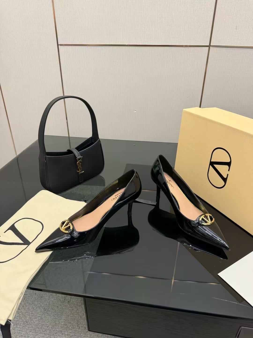 VALENT1NO 高品質ポインテッドトゥ パテントレザーハイヒール【50％割引+送料無料】