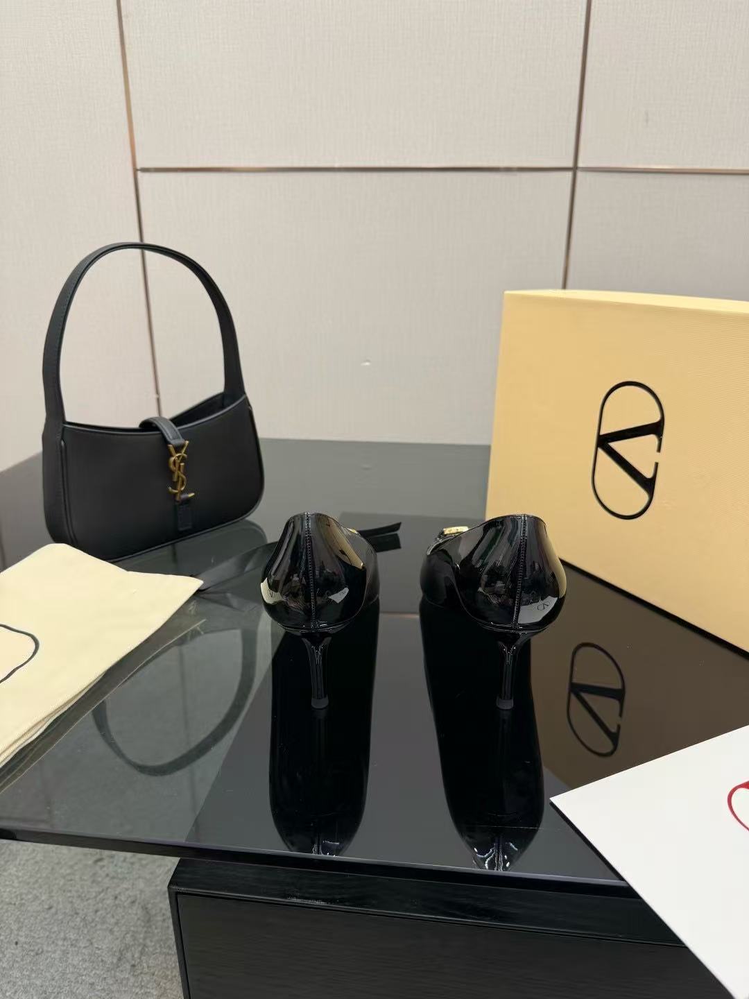 VALENT1NO 高品質ポインテッドトゥ パテントレザーハイヒール【50％割引+送料無料】