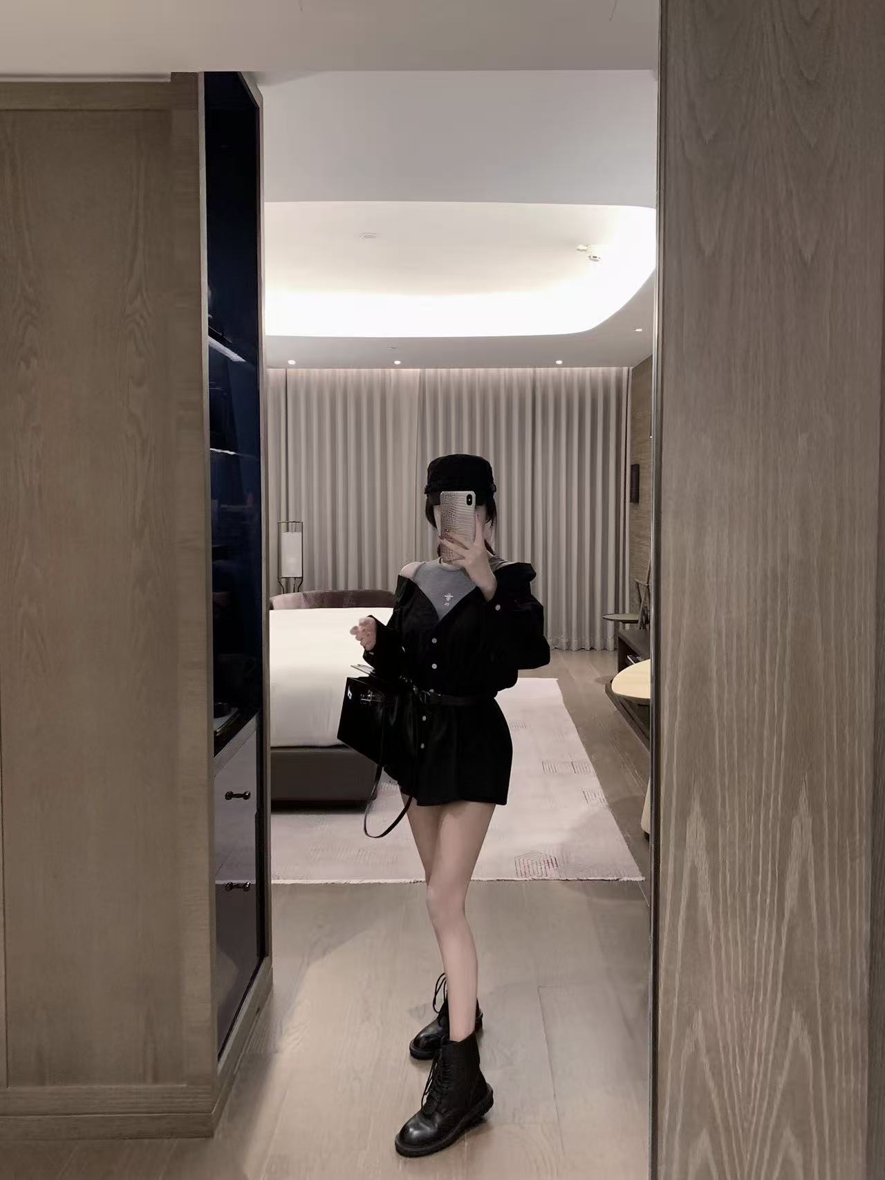 DIOR エンブロイダリー ビー オフショルダー ブラウス【50％割引+送料無料】