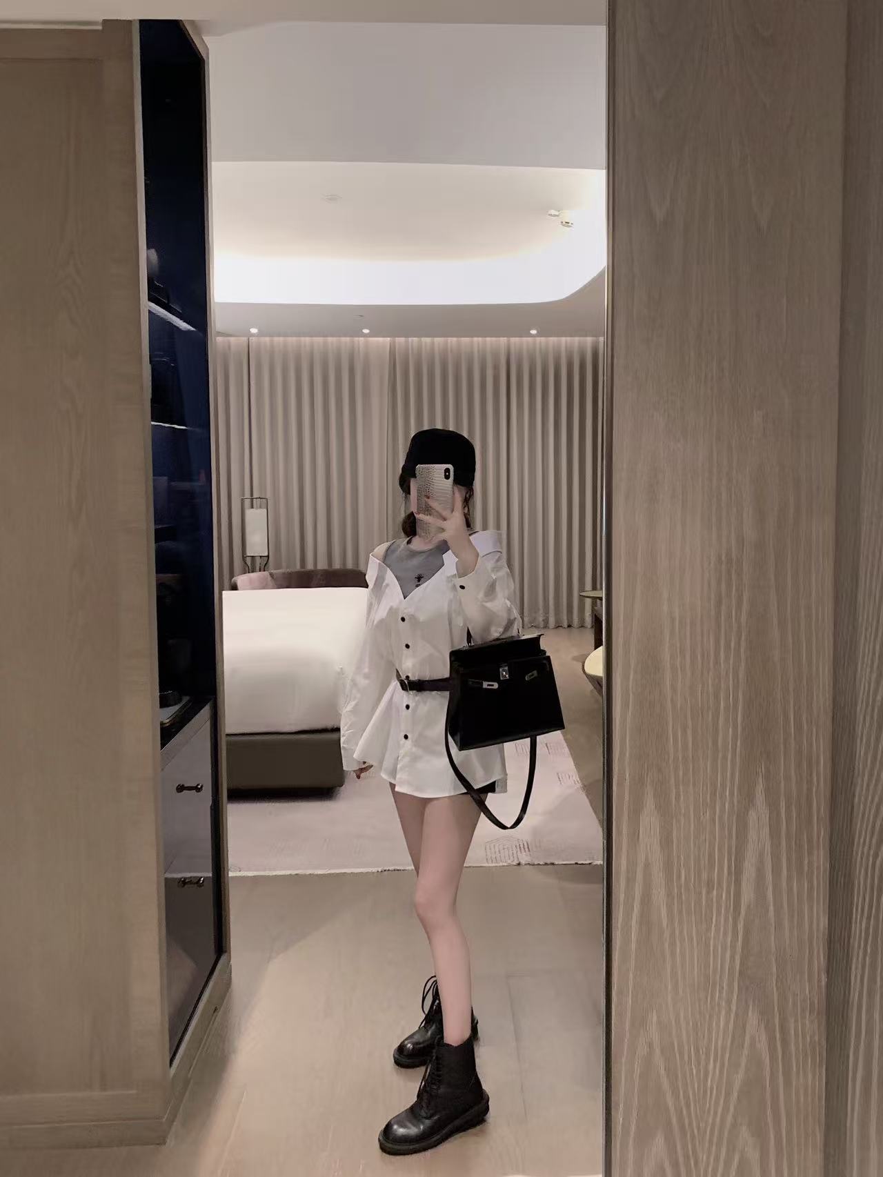 DIOR エンブロイダリー ビー オフショルダー ブラウス【50％割引+送料無料】