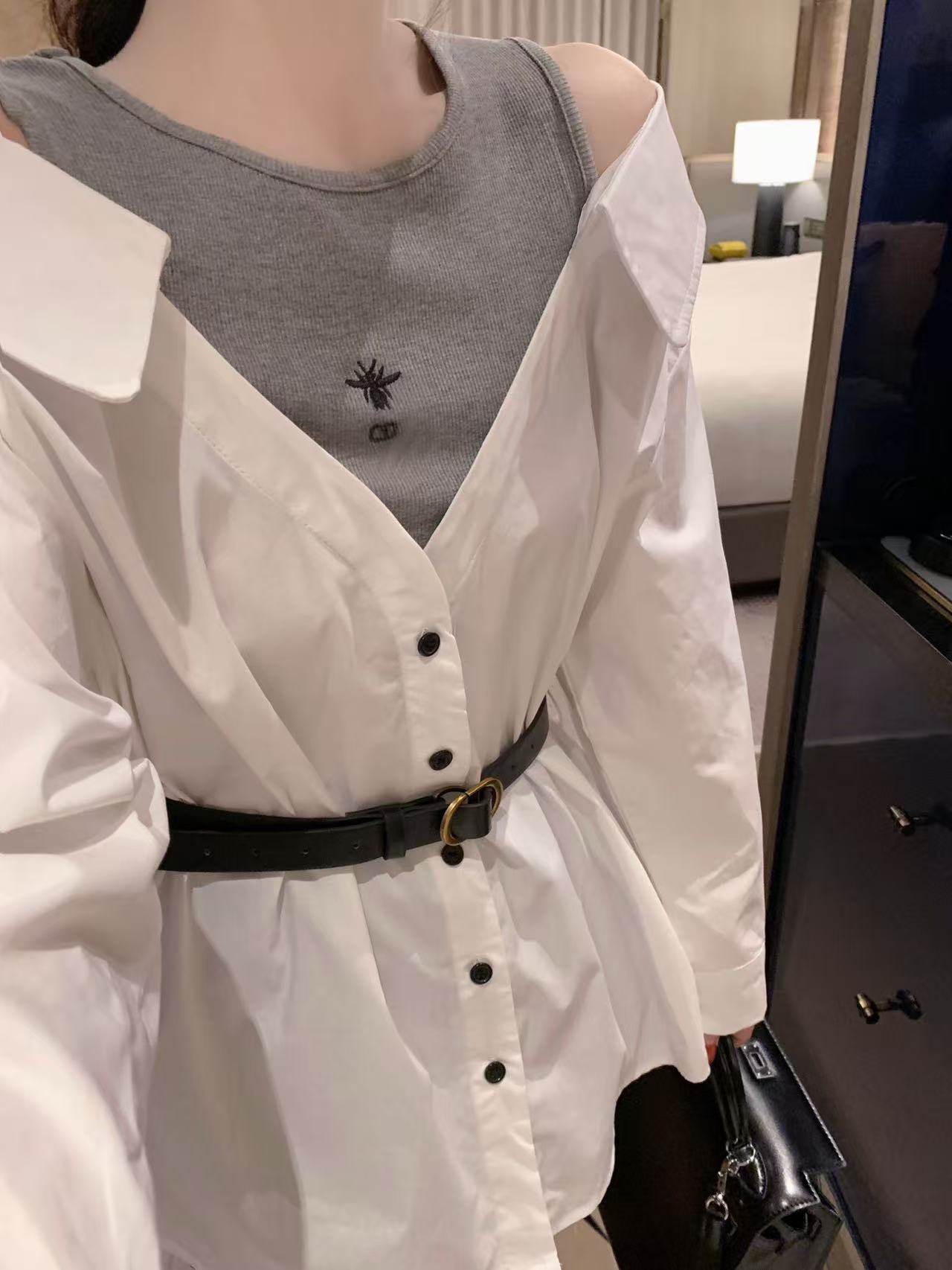 DIOR エンブロイダリー ビー オフショルダー ブラウス【50％割引+送料無料】