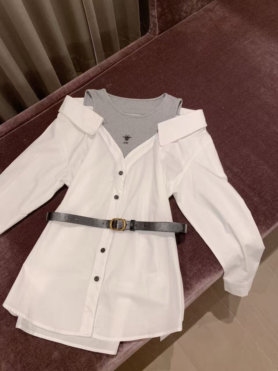 DIOR エンブロイダリー ビー オフショルダー ブラウス【50％割引+送料無料】