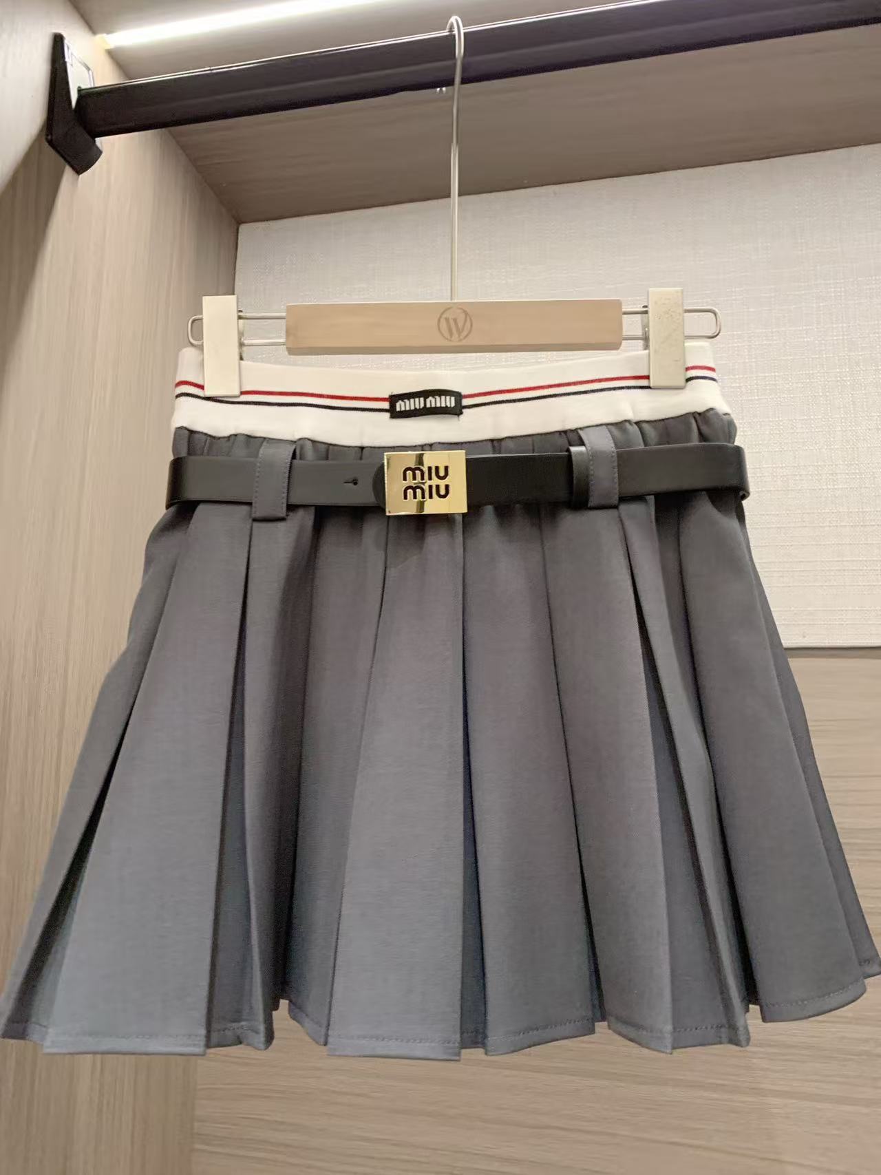 M1UM1U ゴムウエスト プリーツミニスカート【50％割引+送料無料】